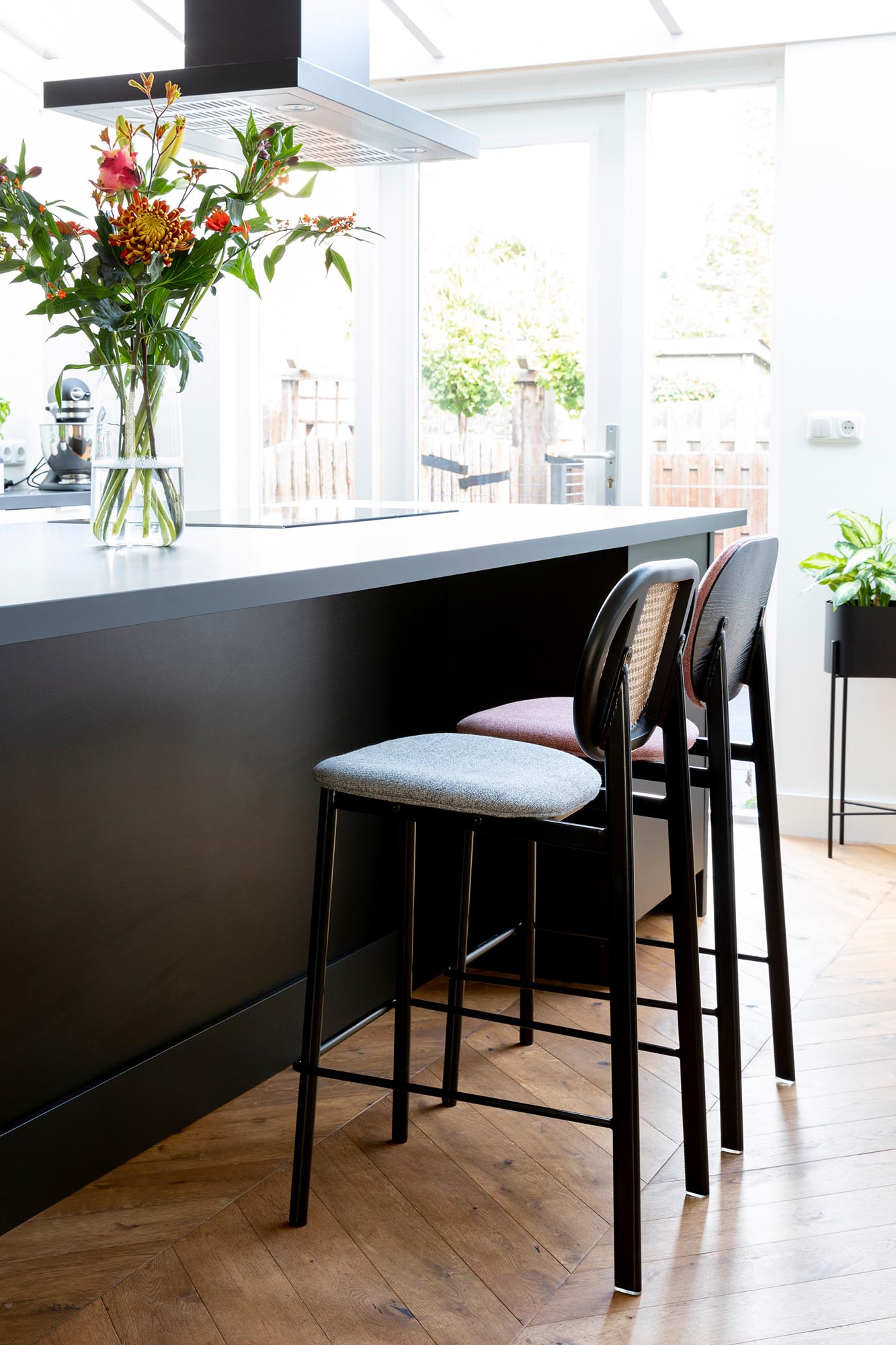 Barstuhl Spike von Zuiver: Eleganz und Komfort für Ihr Zuhause.