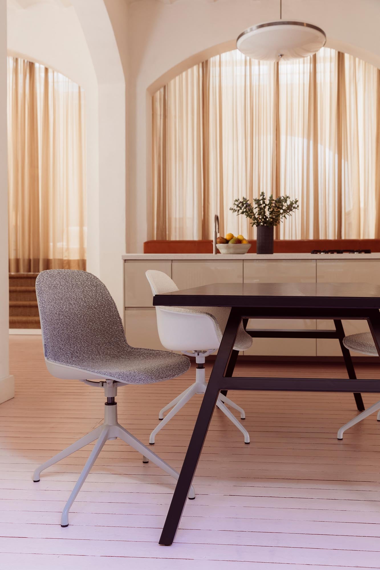 Bürostuhl Albert Kuip in Taupe präsentiert im Onlineshop von KAQTU Design AG. Bürostuhl ist von Zuiver