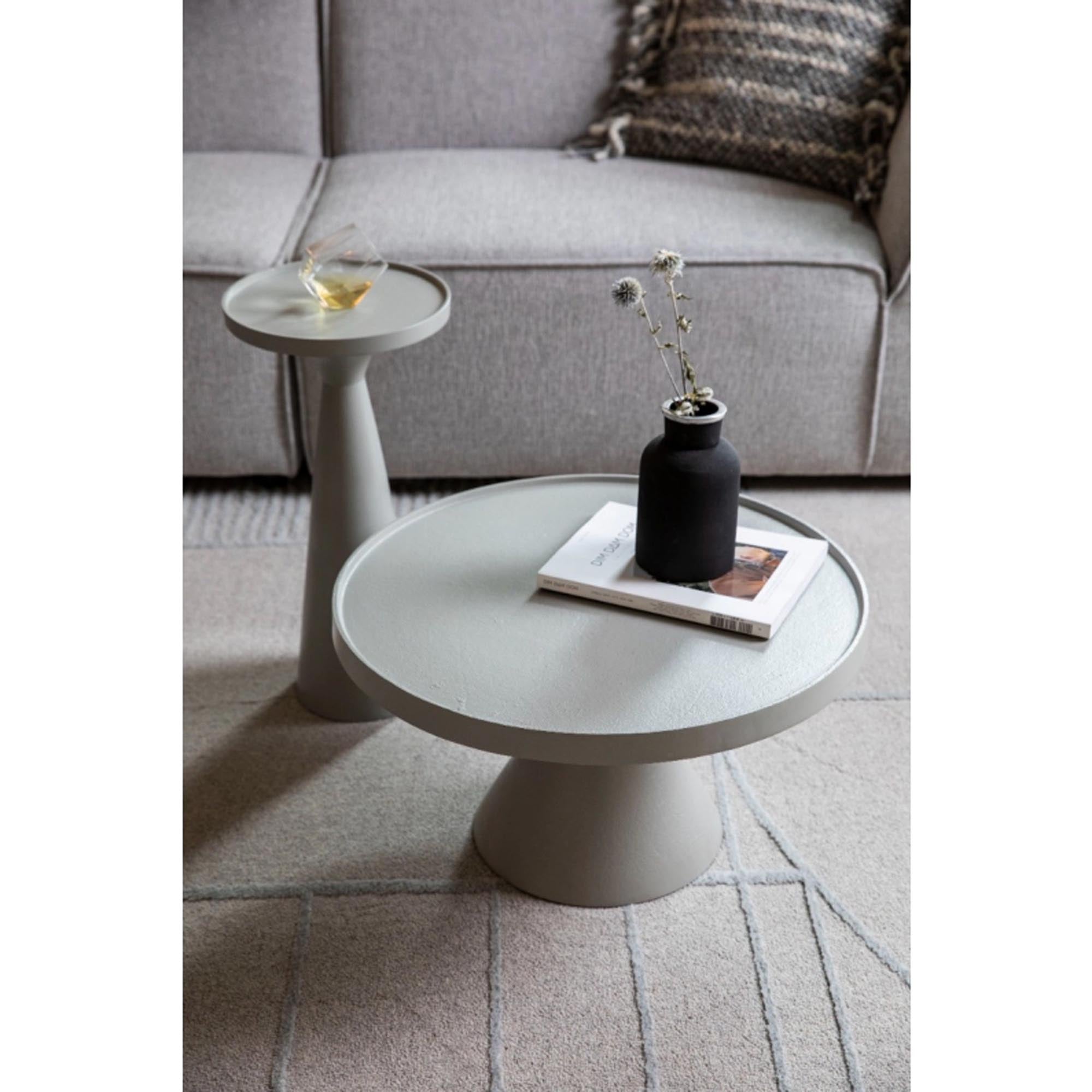 Entdecken Sie den eleganten Beistelltisch Floss von Zuiver – vielseitig, in verschiedenen Farben und ideal für jedes Zuhause.