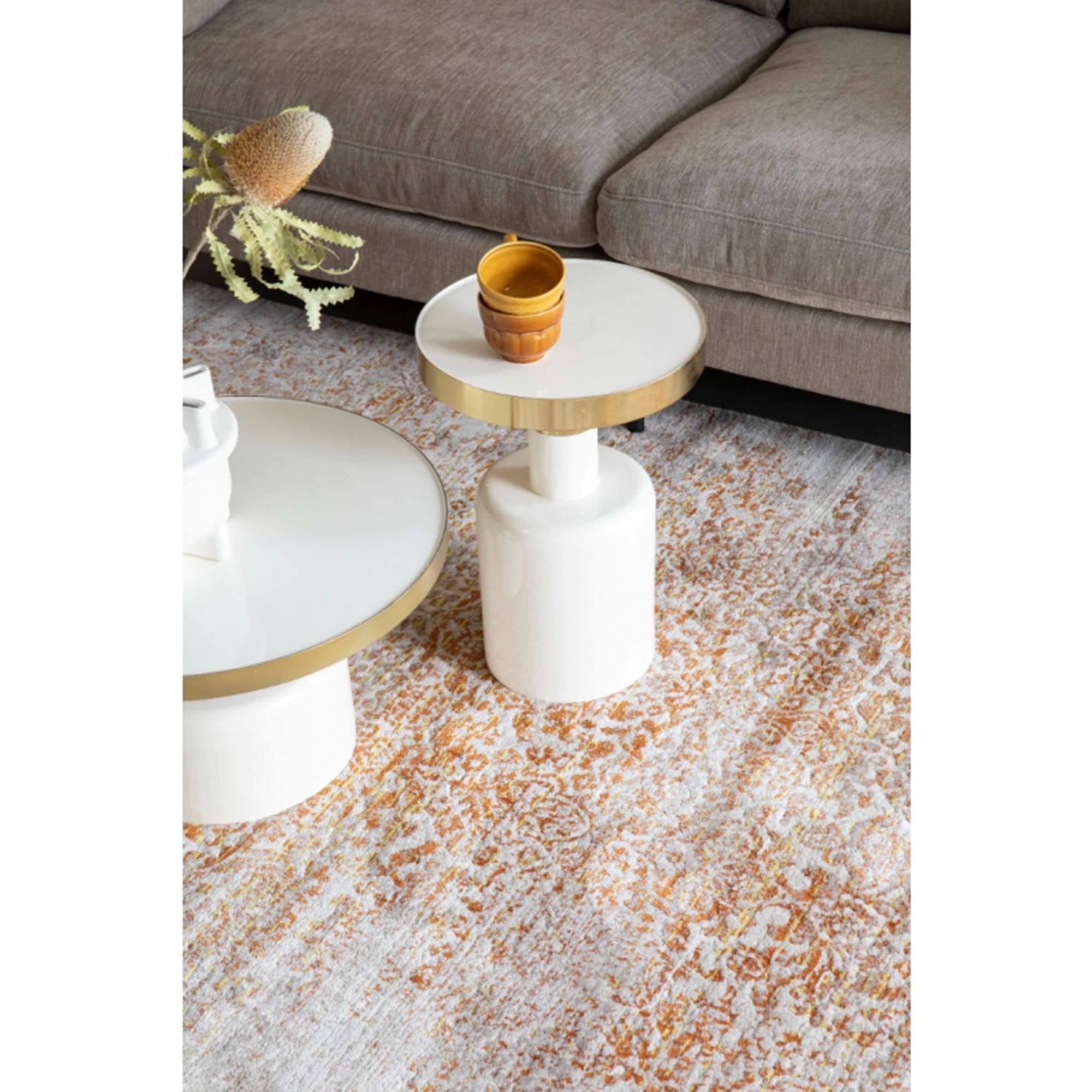 Entdecken Sie den Beistelltisch Glam von Zuiver – ein elegantes Möbelstück, das jedem Raum einen Hauch von Luxus verleiht.