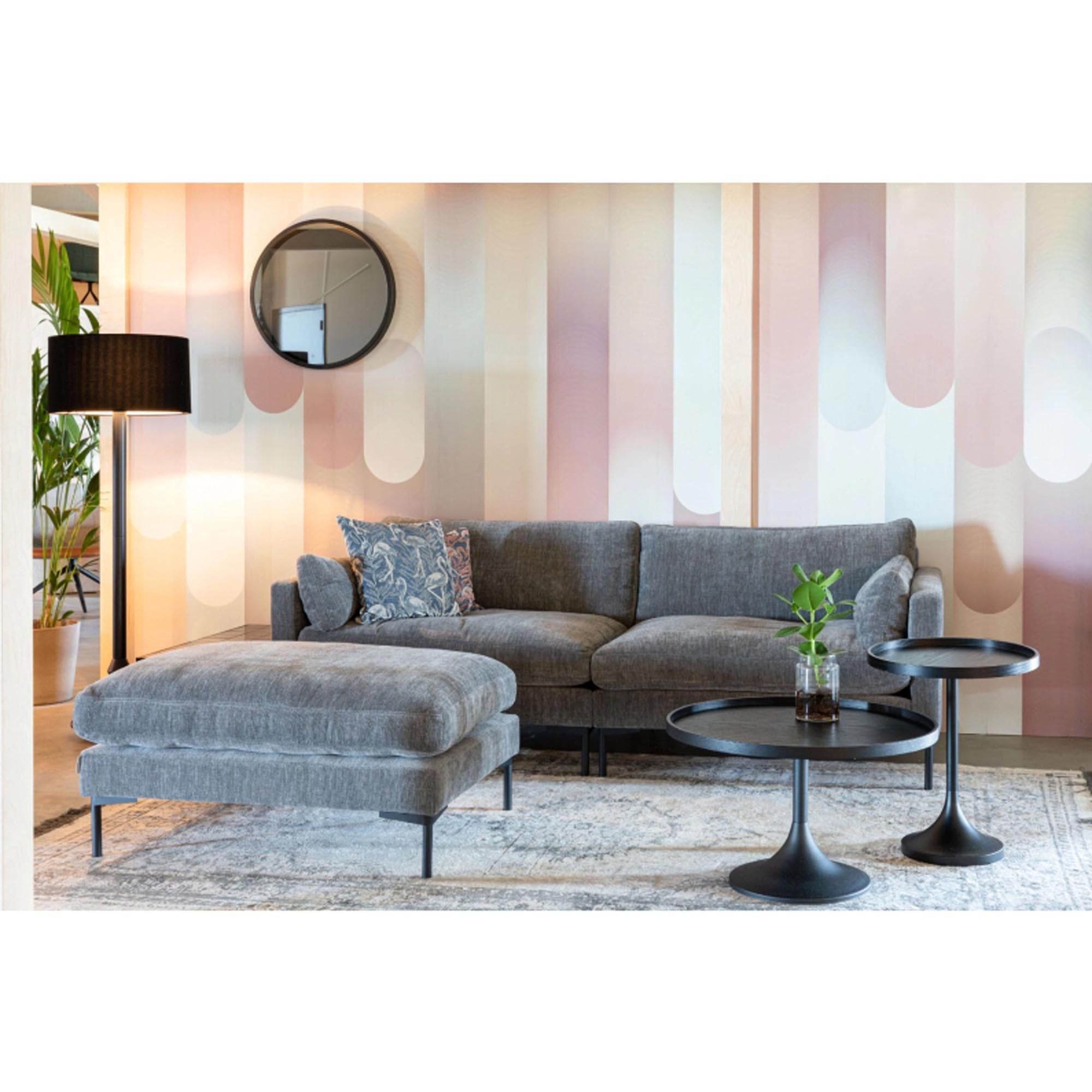 Entdecken Sie den Hocker Summer von Zuiver – ein stilvolles Möbelstück, das mit lebendigen Farben und optimalem Sitzkomfort begeistert.