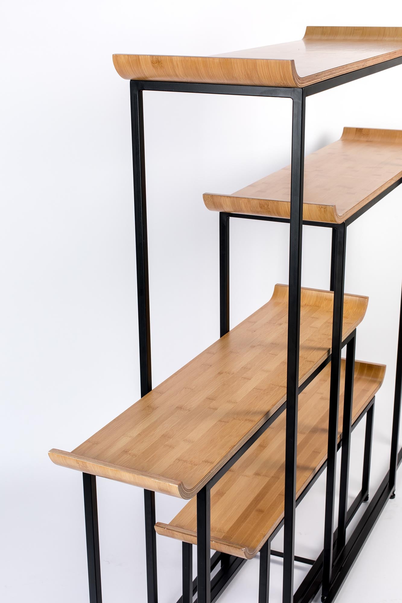 Das Regal FLODKA von Zuiver vereint modernes Design mit praktischer Funktionalität und schafft stilvollen Stauraum für Ihr Zuhause.