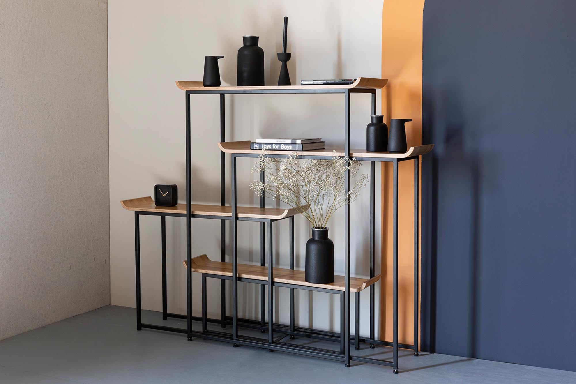 Das Regal FLODKA von Zuiver bietet stilvollen Stauraum, der sich flexibel anpasst und kreative Gestaltungsmöglichkeiten eröffnet.