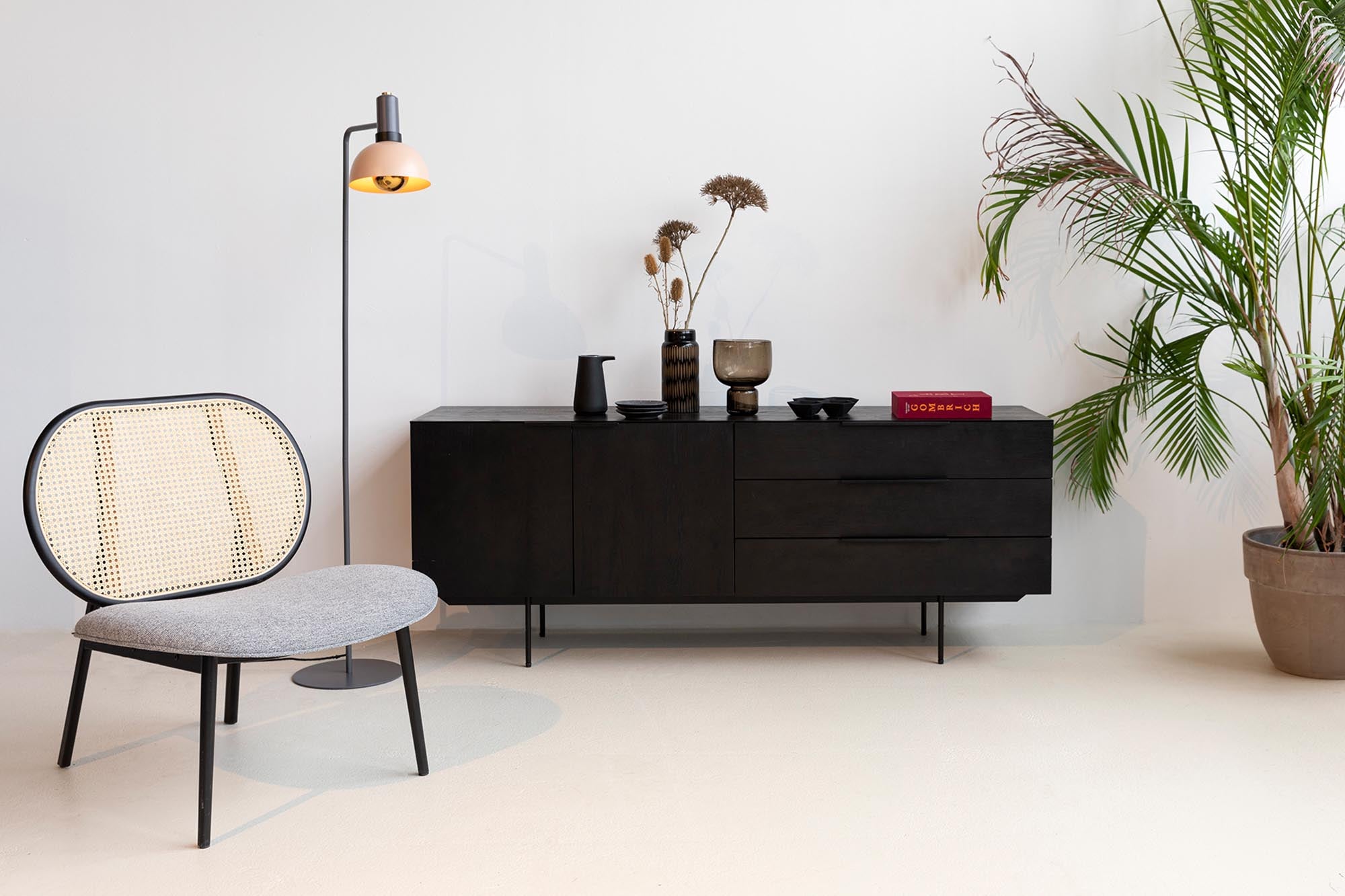 Das Sideboard "Travis" von Zuiver vereint modernes Design mit funktionaler Stauraum-Lösung und bringt frische Farben in Ihr Wohnambiente.