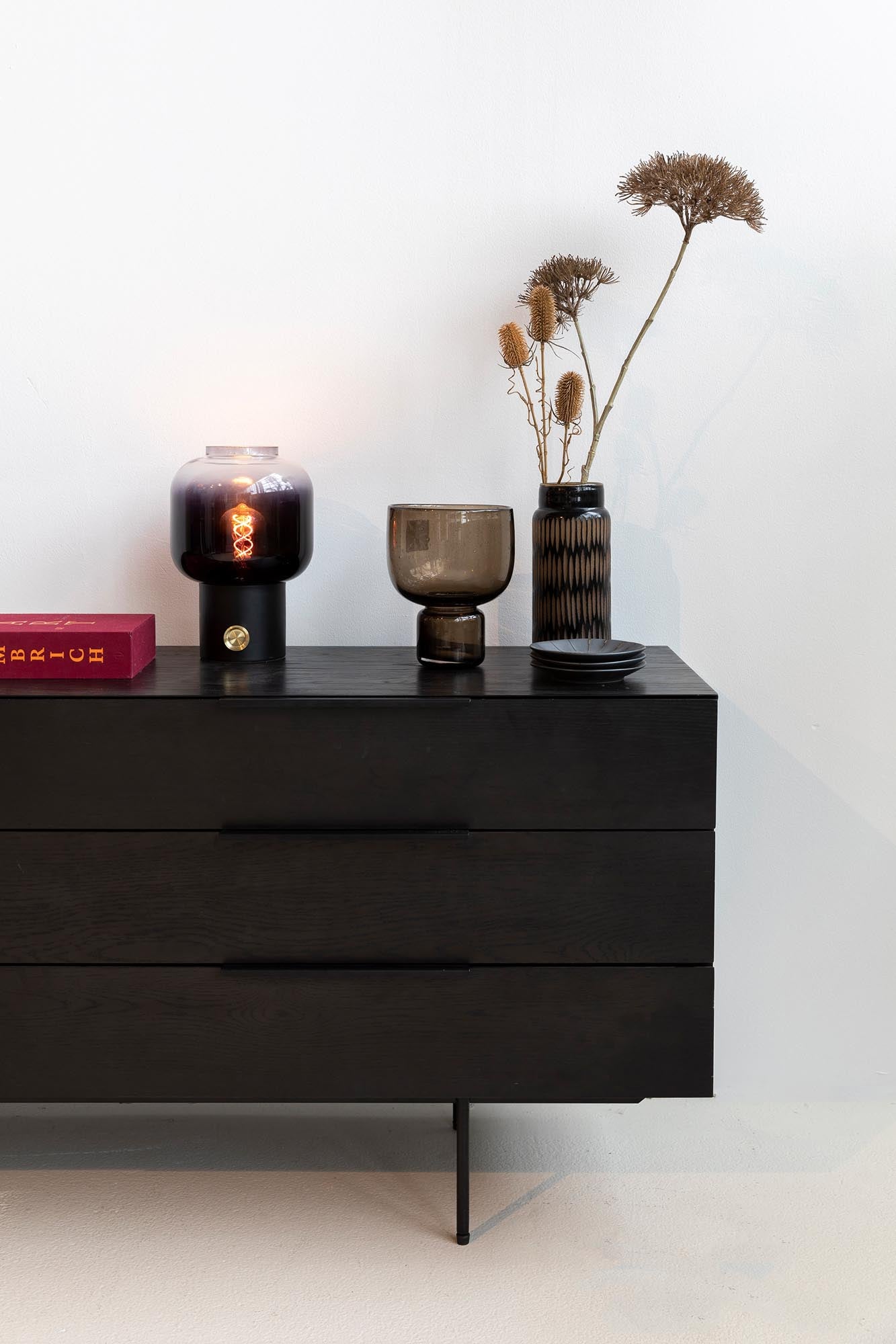 Das Sideboard "Travis" von Zuiver vereint modernes Design mit funktionaler Stauraum-Lösung und bringt frische Farben in Ihr Wohnambiente.