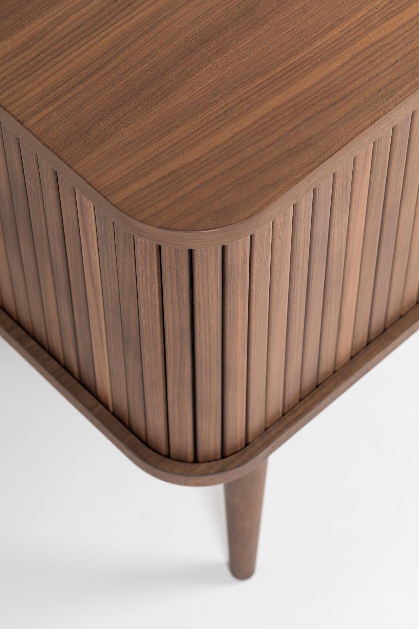 Entdecken Sie das Sideboard Barbier von Zuiver – stilvolle Eleganz trifft auf praktische Aufbewahrungslösungen für Ihr Zuhause.