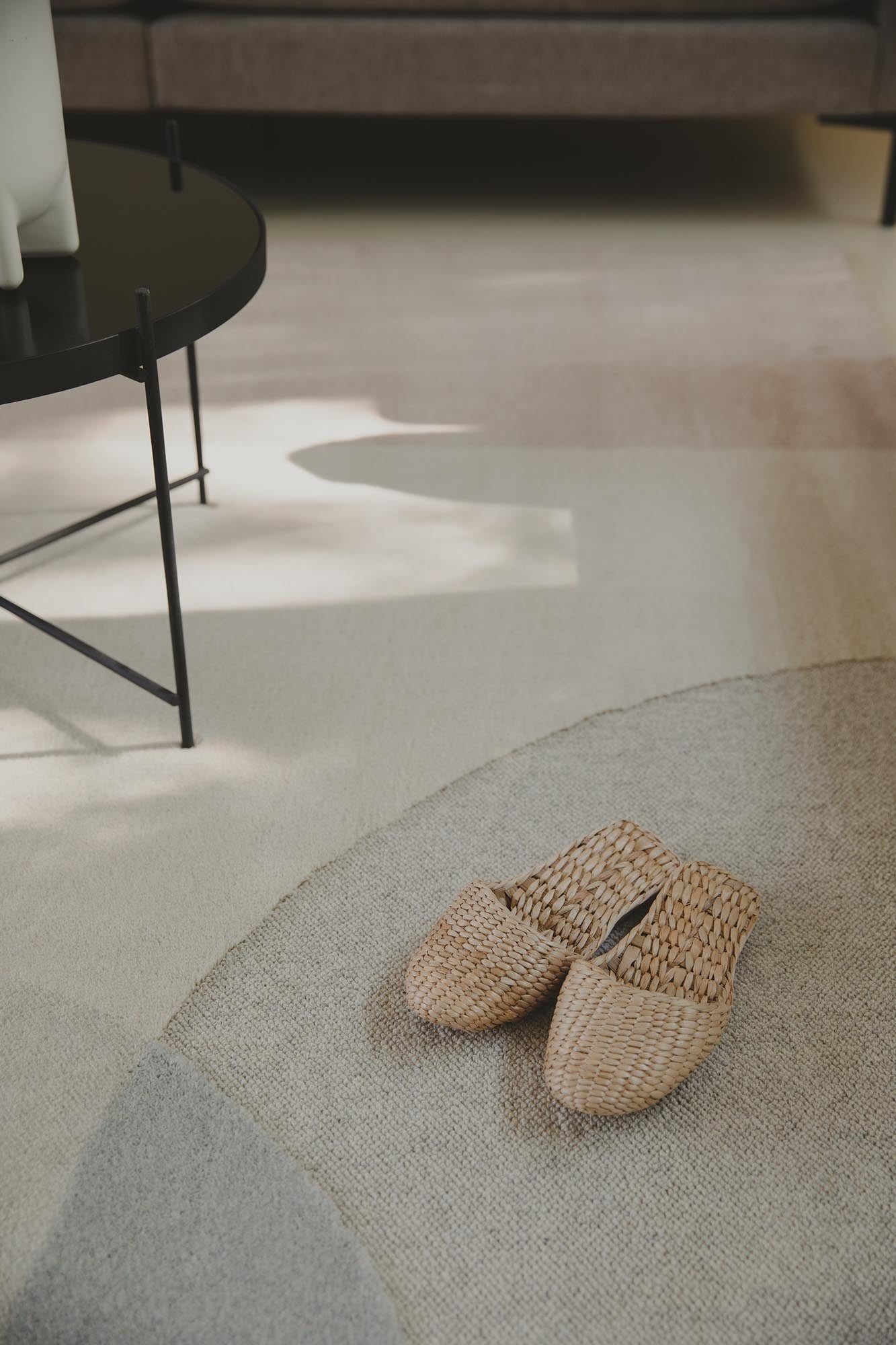 Erleben Sie den Zuiver Dream Teppich – ein elegantes Wohnaccessoire, das mit seiner sanften Haptik und modernem Stil jeden Raum aufwertet.