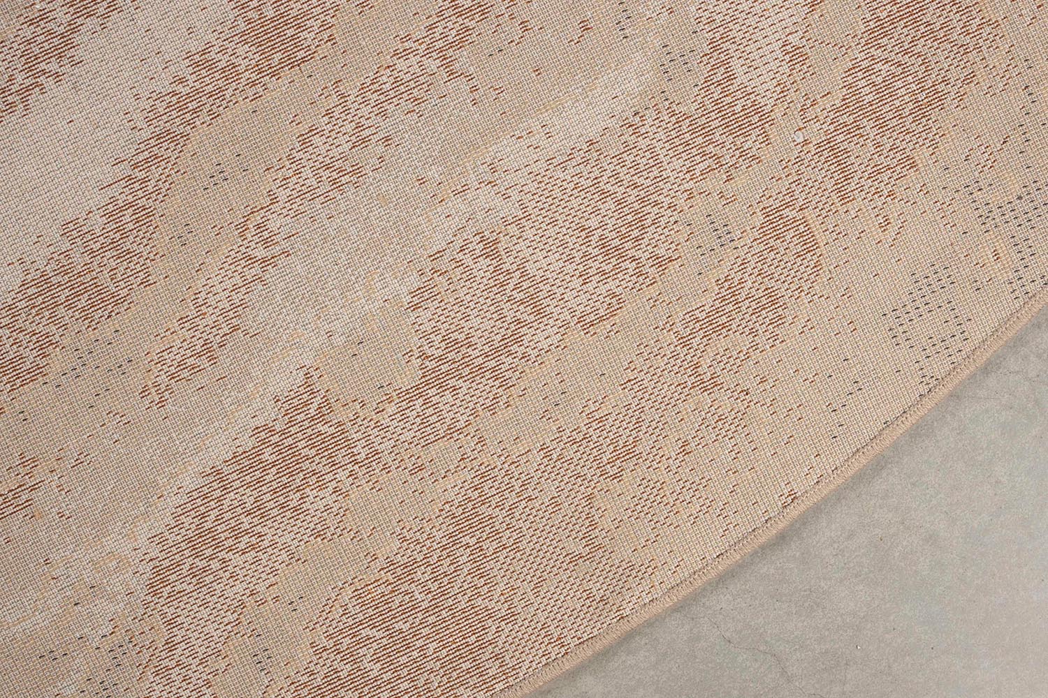 Der Teppich Solar von Zuiver vereint modernes Design mit robusten Materialien. Erhältlich in diversen Größen und Farben, bringt er Stil und Gemütlichkeit in Ihr Zuhause.