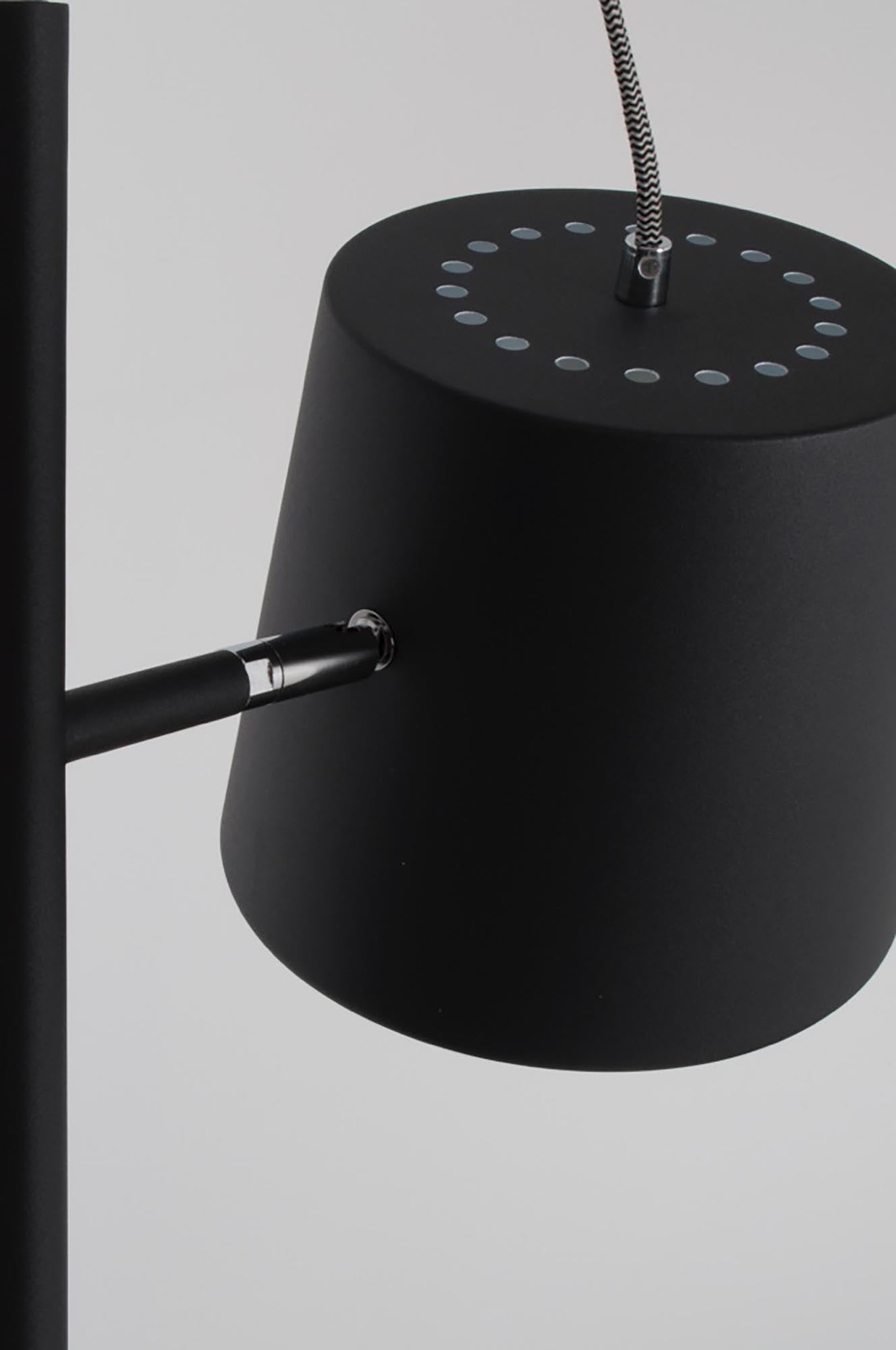 Erleben Sie die moderne Stehleuchte Buckle Head BUCKLE von Zuiver: Vielseitig verstellbarer Lampenschirm, zeitloses Design und hochwertige Verarbeitung.