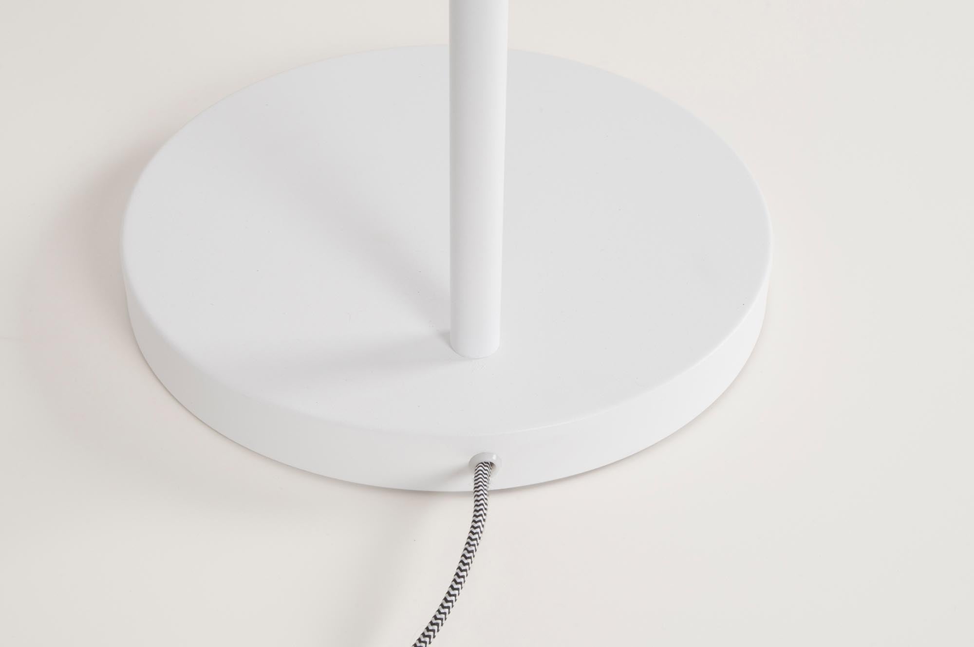 Moderne Stehleuchte Buckle Head von Zuiver: Individuell ausrichtbarer Lampenschirm für gemütliche Lichtakzente in jedem Raum.