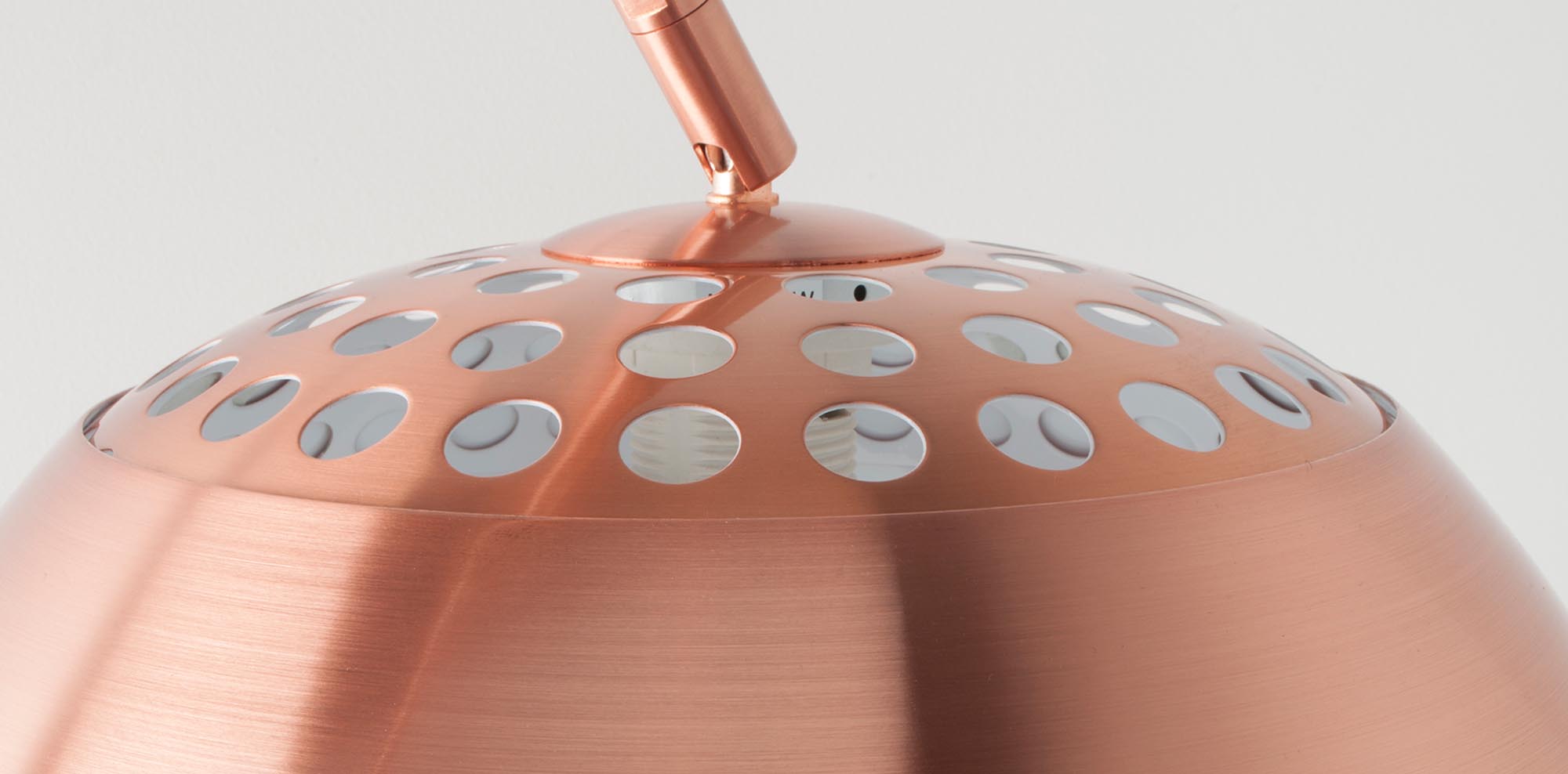 Moderne Stehleuchte Metal Bow von Zuiver in stilvollem Design.