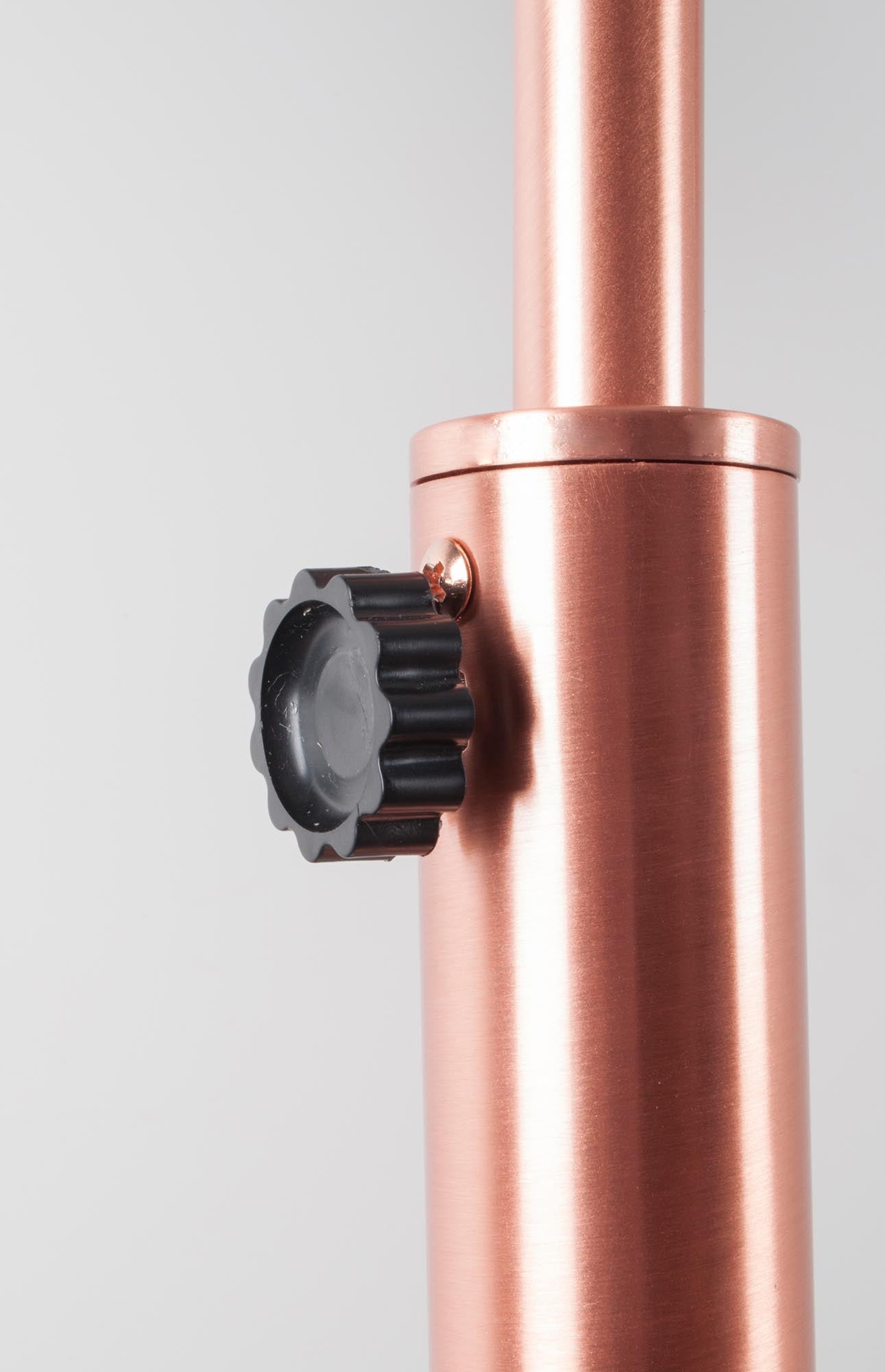 Elegante Stehleuchte Metal Bow von Zuiver: Hochwertiges Metall, höhenverstellbar, ideal für Wohnzimmer und Büro. Setzen Sie stilvolle Akzente!