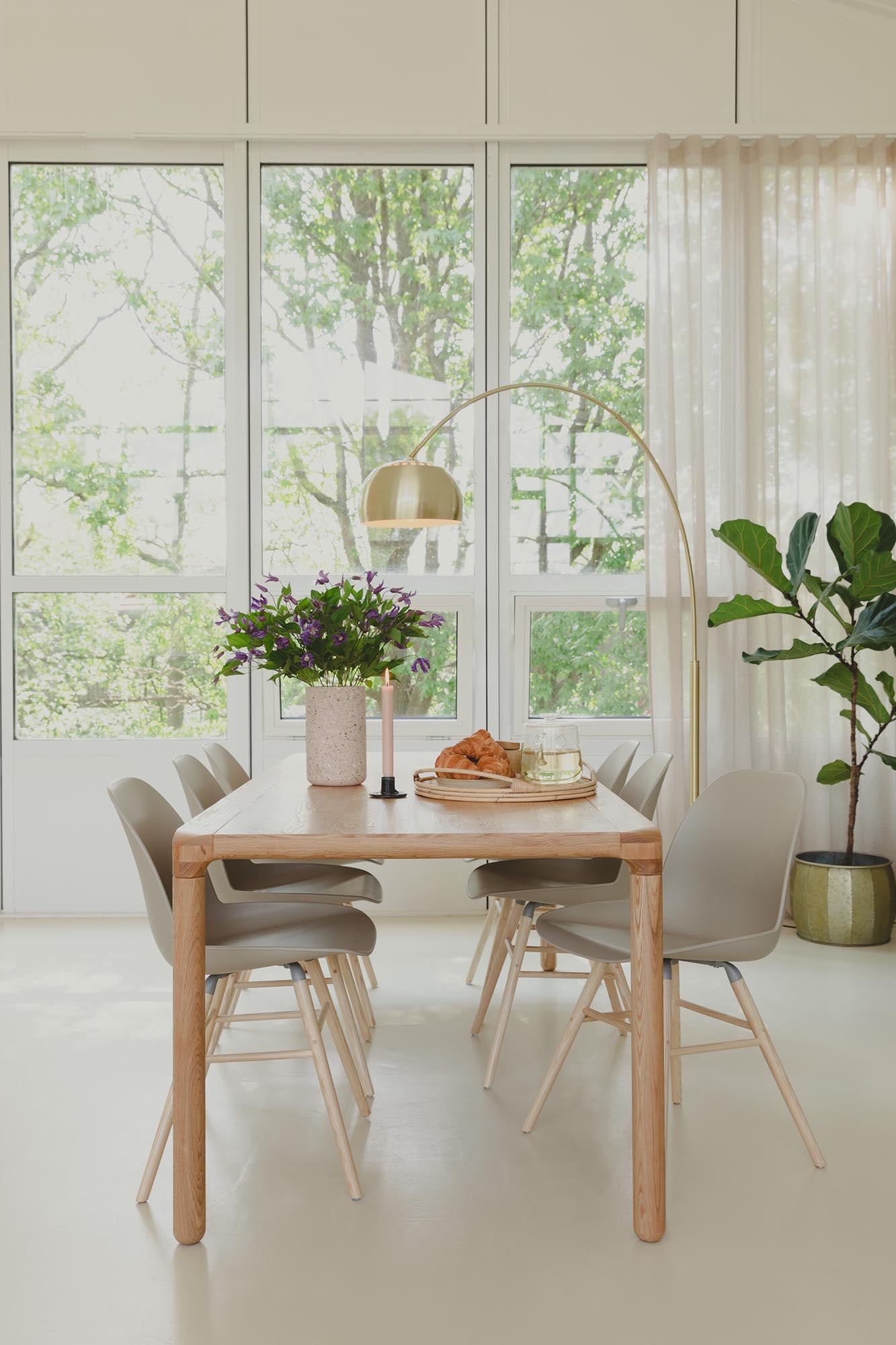 Moderne Stehleuchte Metal Bow von Zuiver: Elegantes Design, langlebig und vielseitig einsetzbar für jeden Raum.