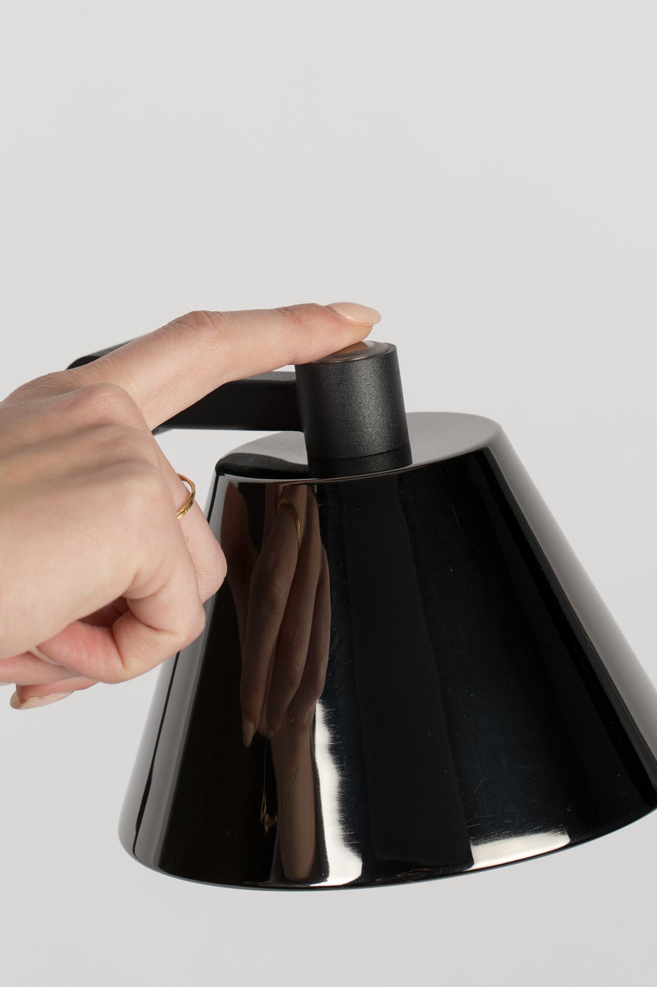 Elegante Stehleuchte Lub von Zuiver: Hochwertiger Metall-Lampenschirm, flexibles Design, perfekt für zeitgemäße Wohnräume.