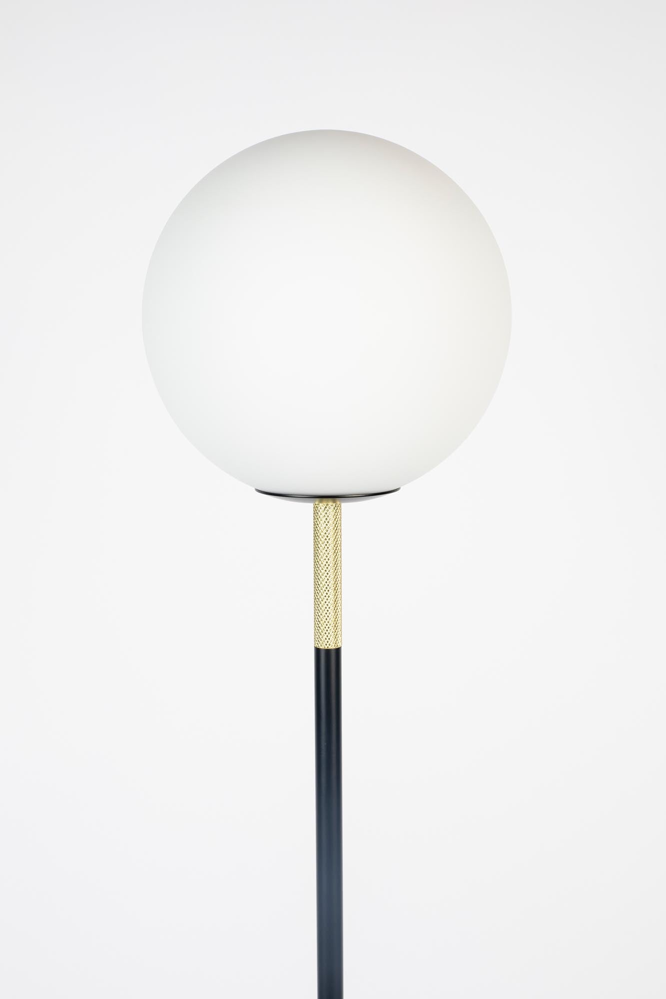 Moderne Stehleuchte Orion von Zuiver für stilvolle Raumbeleuchtung.