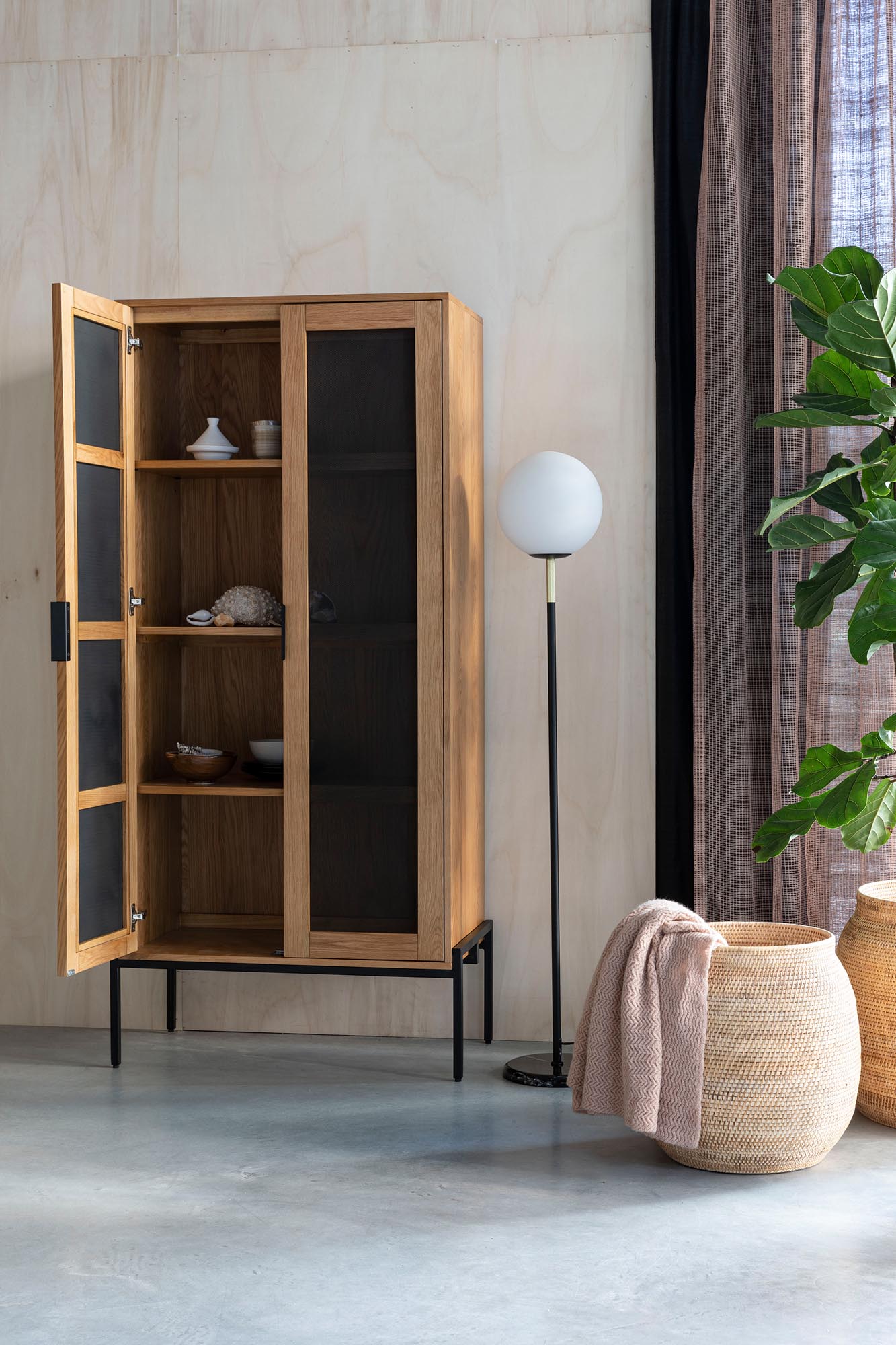 Die Orion Stehleuchte von Zuiver kombiniert elegantes Design mit praktischer Beleuchtung und setzt stilvolle Akzente in jedem Wohnraum.