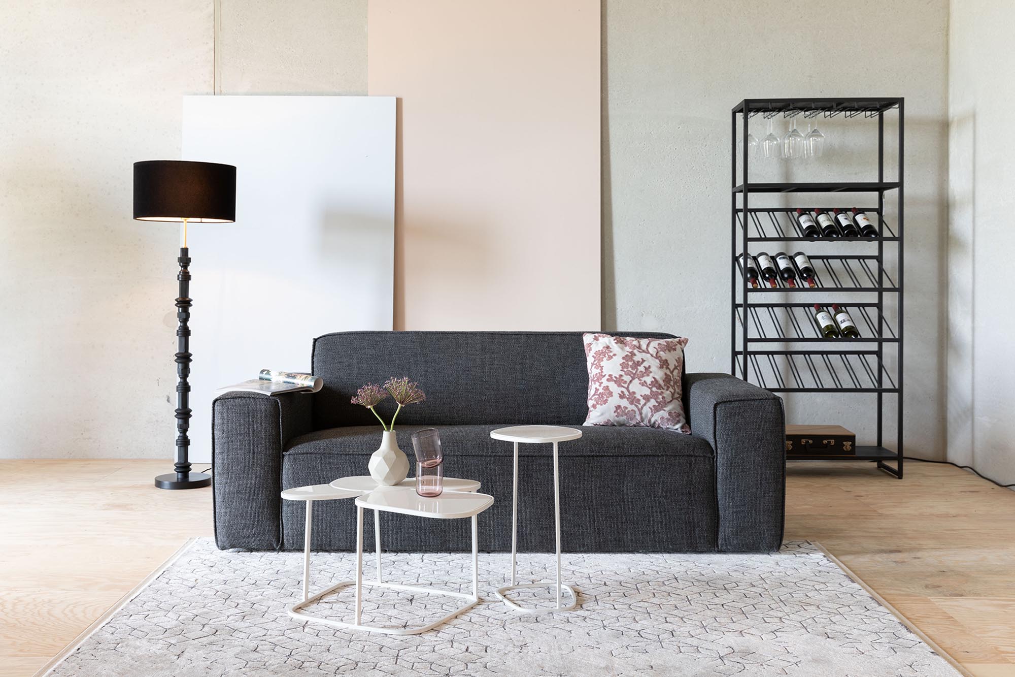 Die Zuiver Totem Stehleuchte besticht durch ihr modernes Design und ihre Funktionalität, ideal für stilvolle Raumakzente.