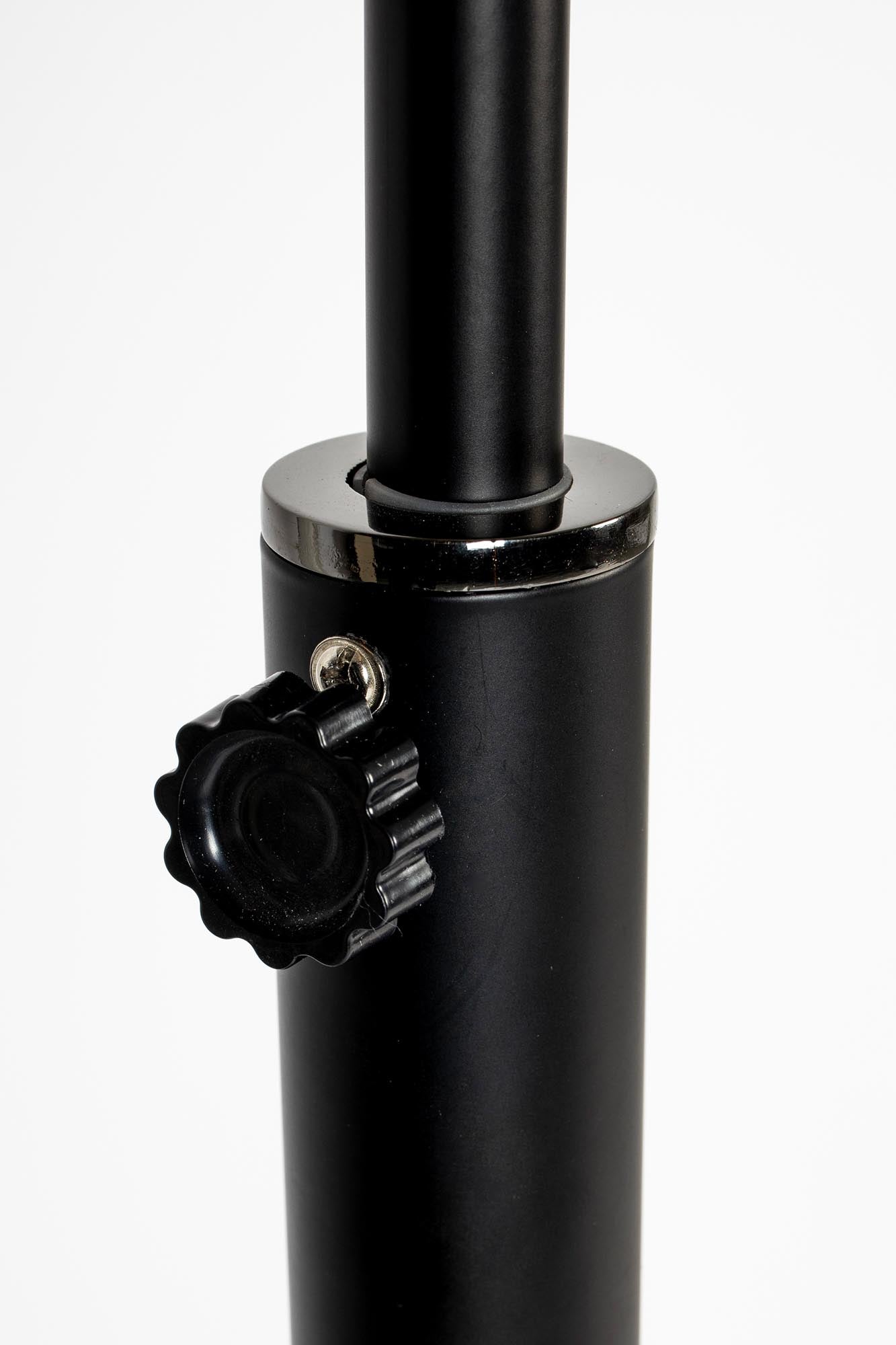 Moderne Stehleuchte Metal Bow von Zuiver – stilvolles Design für ein zeitgemäßes Wohngefühl.