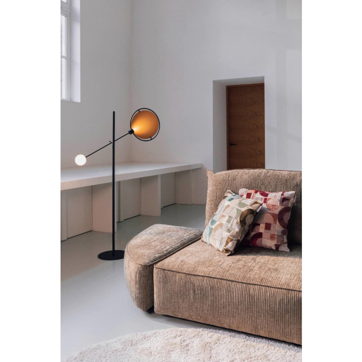 Stehleuchte Sirius in Gold präsentiert im Onlineshop von KAQTU Design AG. Stehleuchte ist von Zuiver