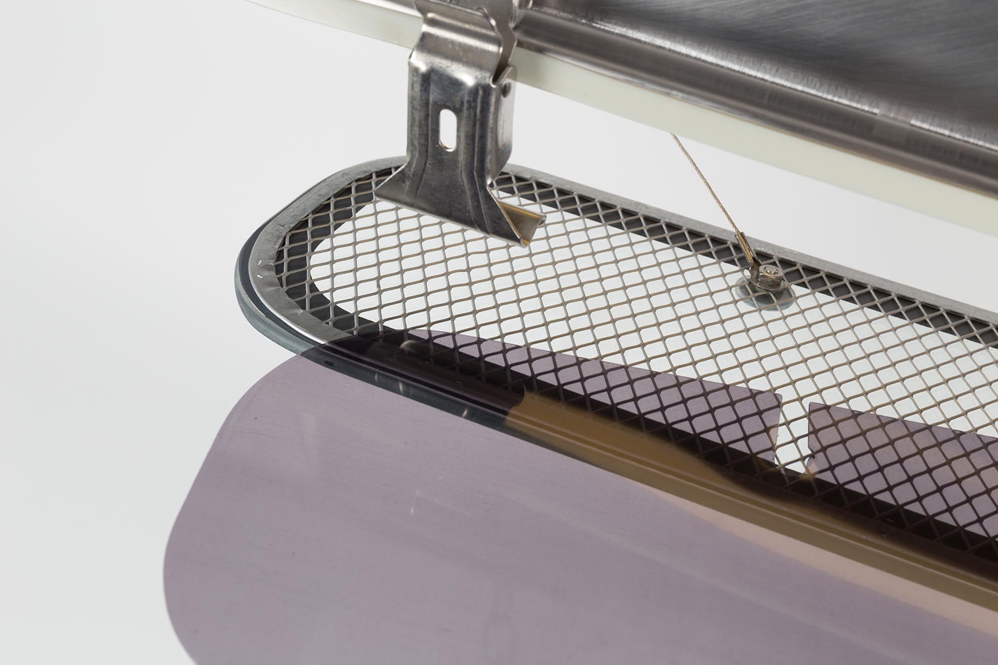 Die Pendelleuchte G.T.A. von Zuiver kombiniert modernes Design mit praktischer Lichtquelle und verleiht jedem Raum eine besondere Note.