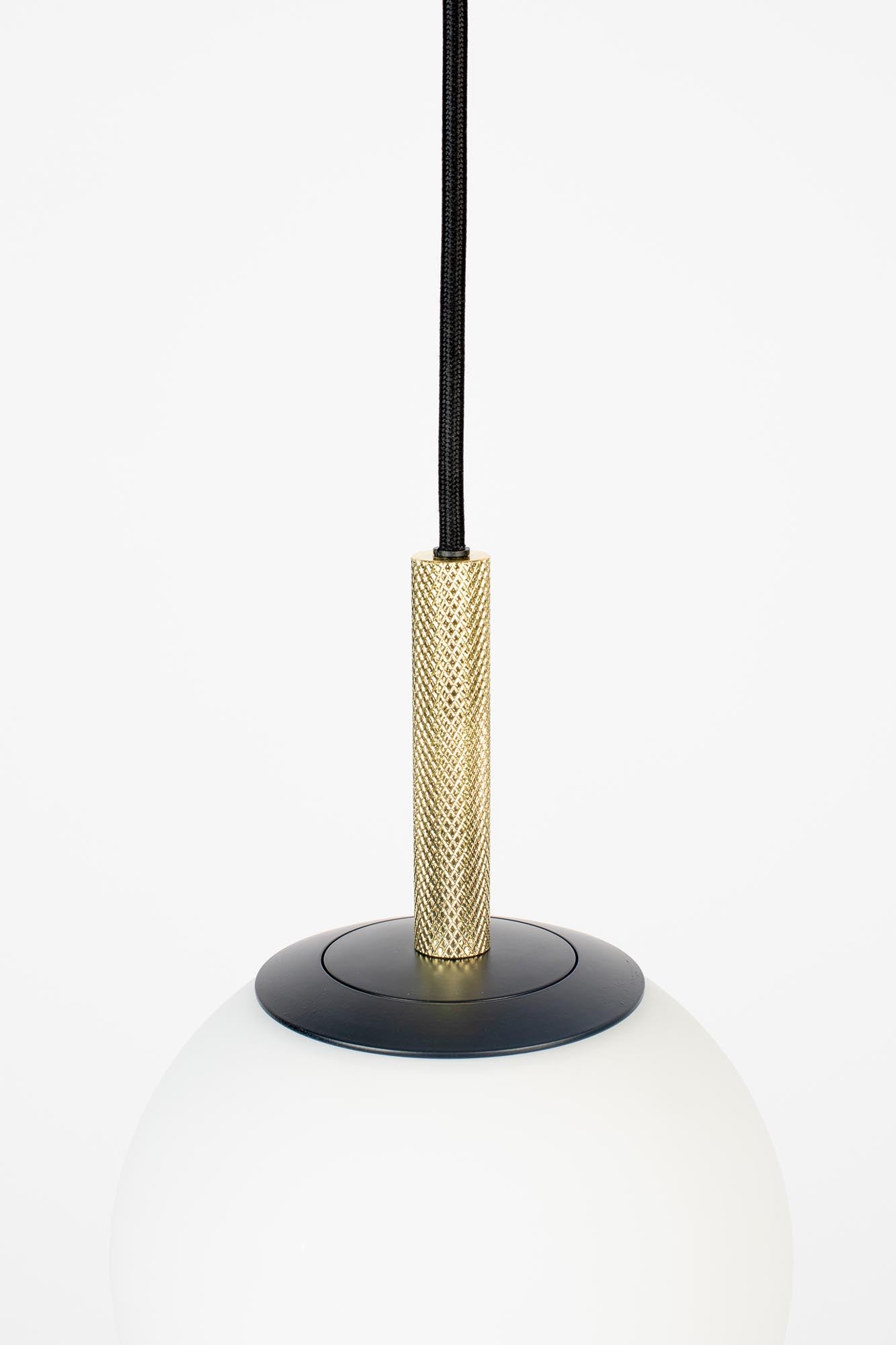 Moderne Pendelleuchte Orion von Zuiver – ein elegantes Lichtdesign, das jedem Raum einen Hauch von Stil und Eleganz verleiht.