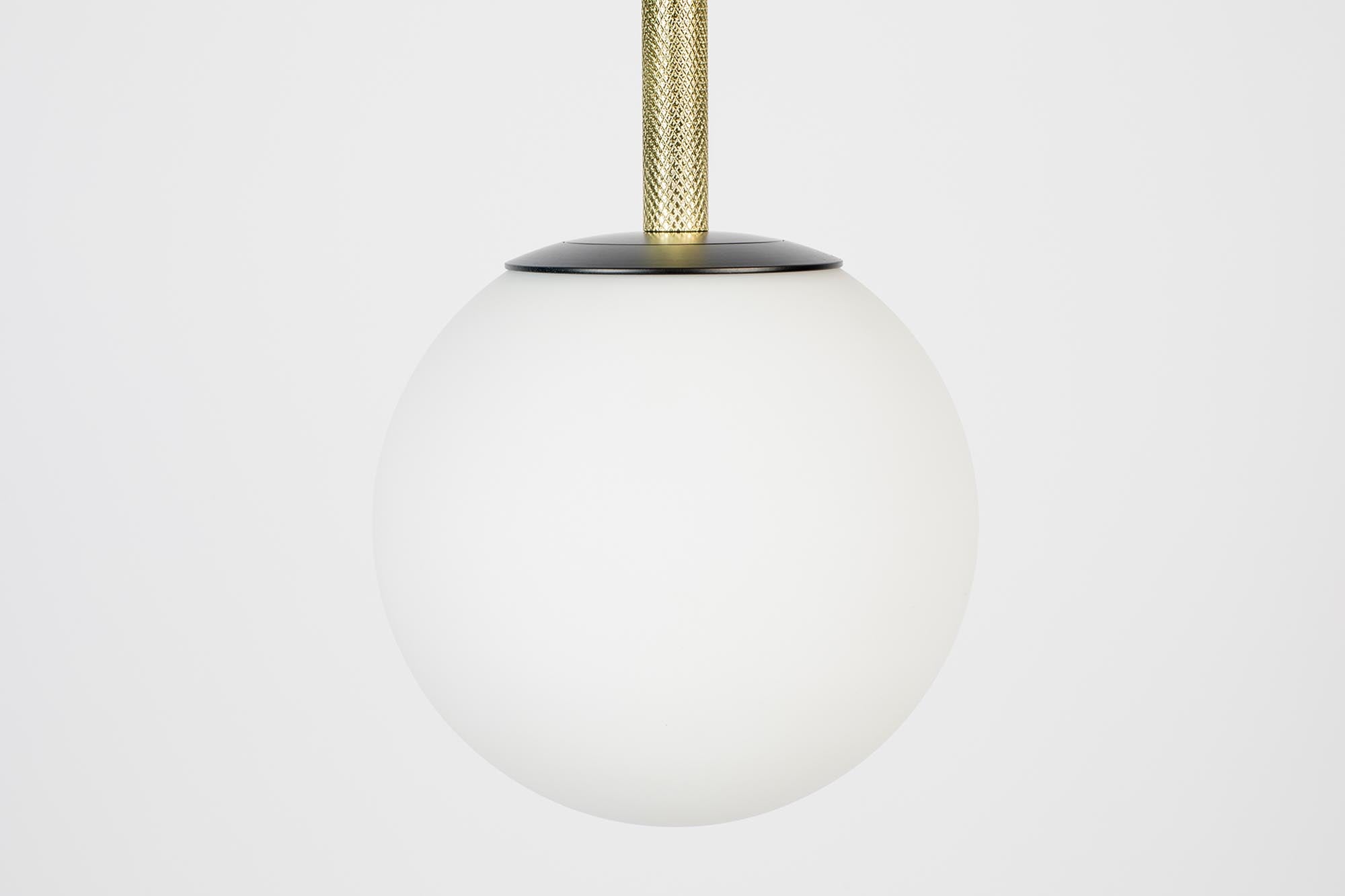 Die Pendelleuchte Orion von Zuiver vereint modernes Design mit Funktionalität und setzt stilvolle Akzente in jedem Wohnraum.