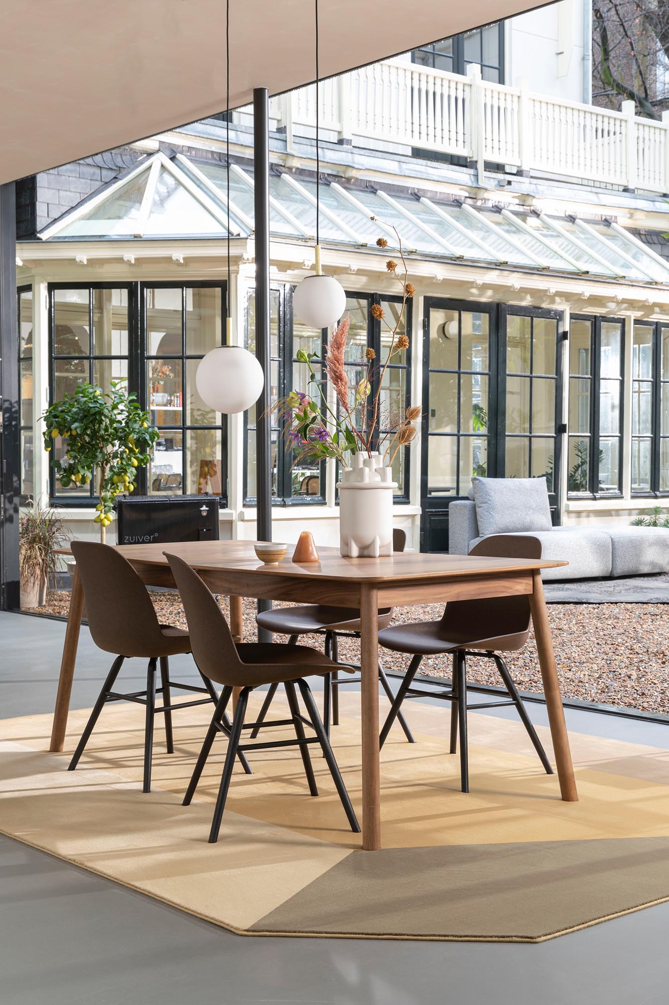 Die Pendelleuchte Orion von Zuiver vereint modernes Design mit Funktionalität und setzt stilvolle Akzente in jedem Raum.