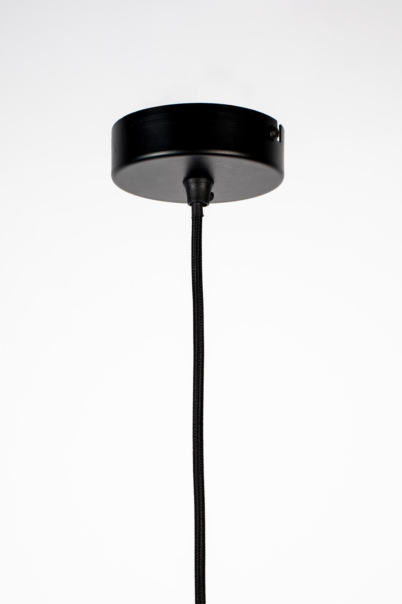 Die Pendelleuchte Orion von Zuiver vereint elegantes Design und Funktionalität, ideal für stimmungsvolle Beleuchtung in jedem Zuhause.