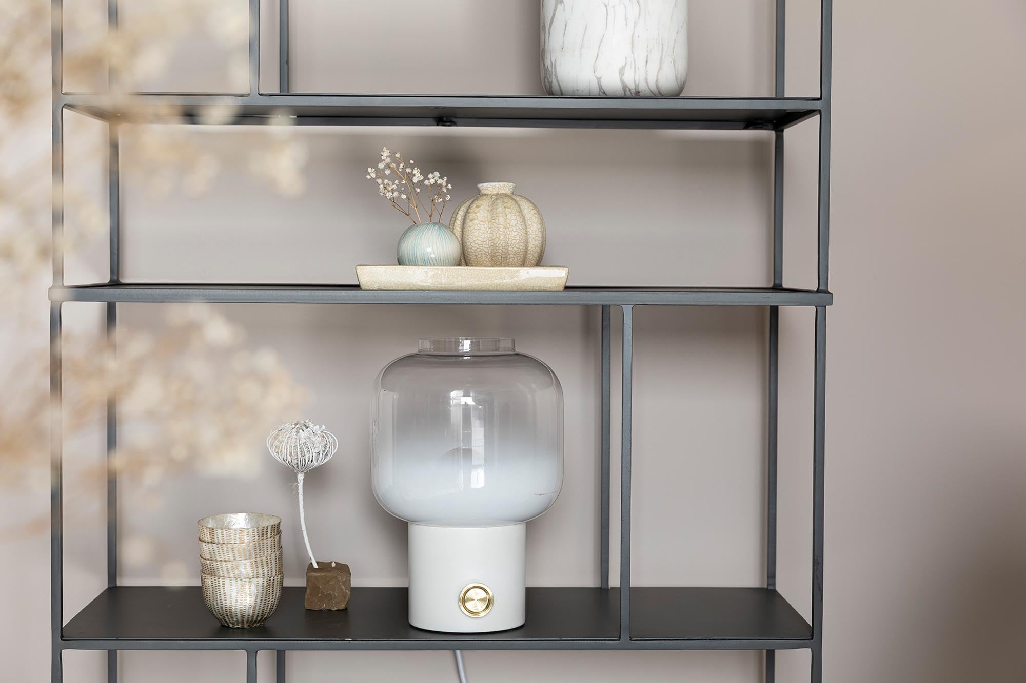 Die Tischleuchte Moody von Zuiver besticht durch ihr stilvolles Design und schafft eine gemütliche Atmosphäre in jedem Raum.