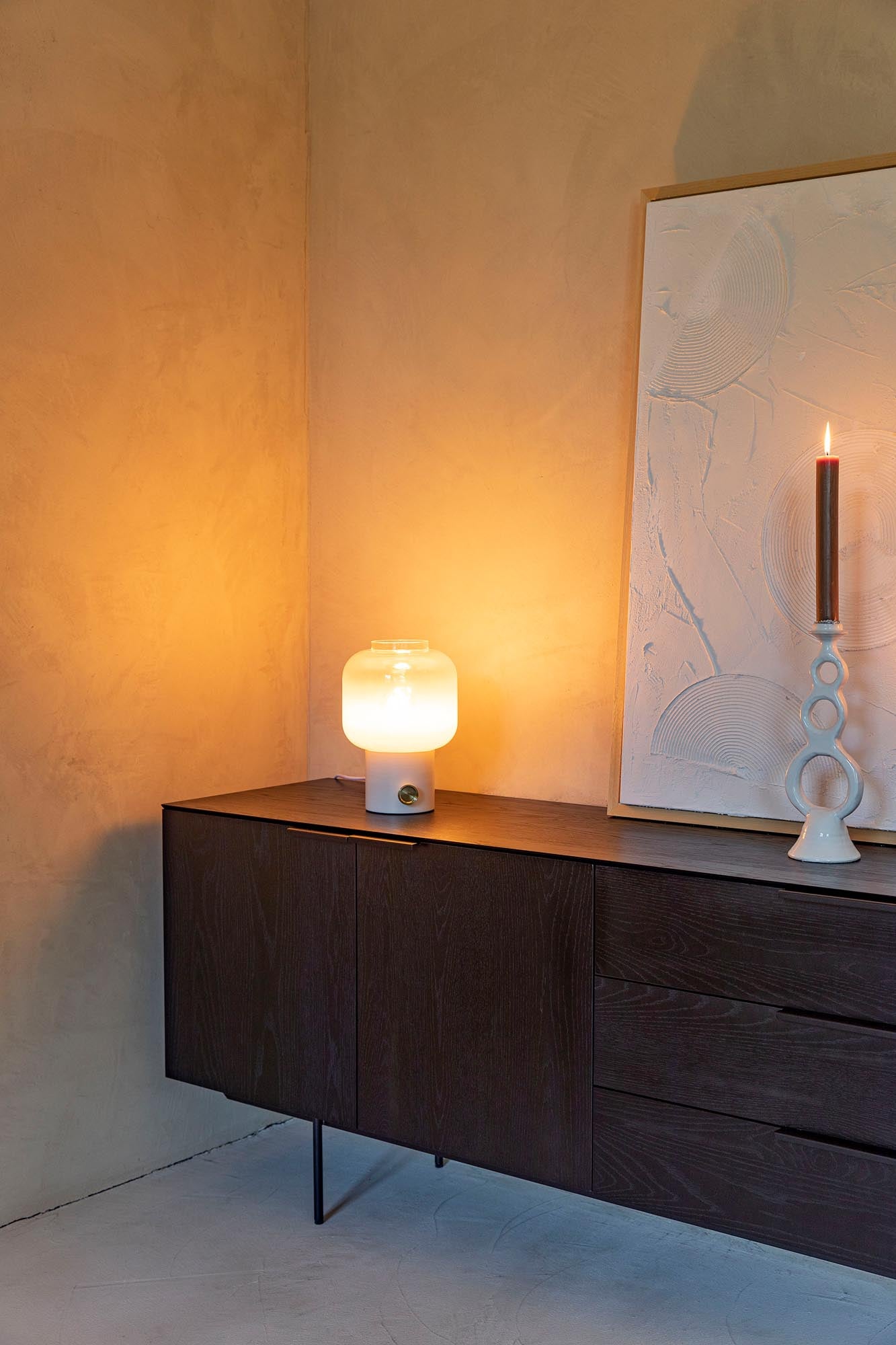 Die Tischleuchte Moody von Zuiver: Modernes, skulpturales Design, warmes Licht, ideal für Schreibtisch, Sideboard oder Nachttisch.