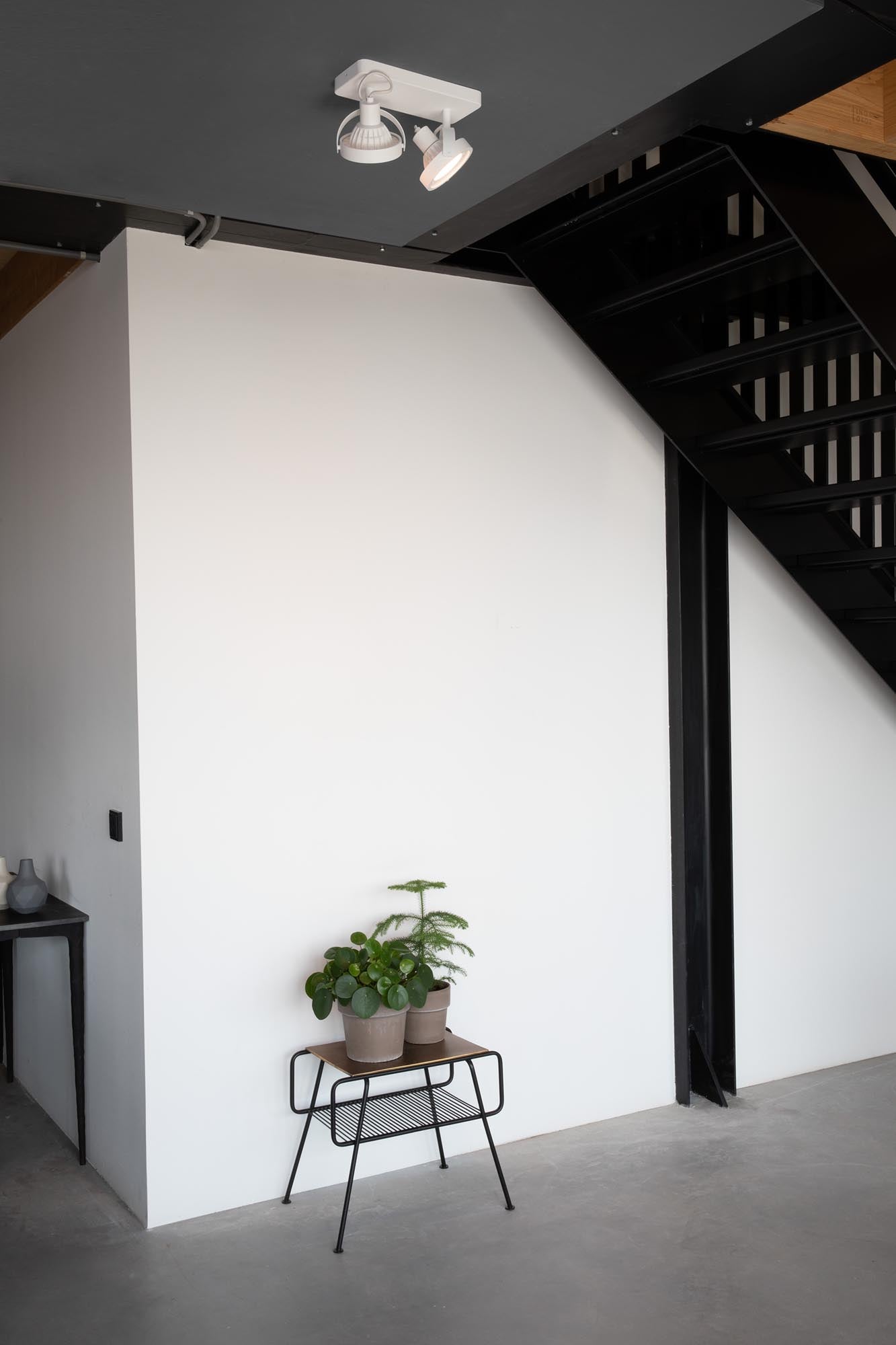 Elegante Deckenleuchte mit Dim-to-Warm-Technologie und beweglichen Spots, perfekt für individuelle Lichtakzente in Ihrem Zuhause.