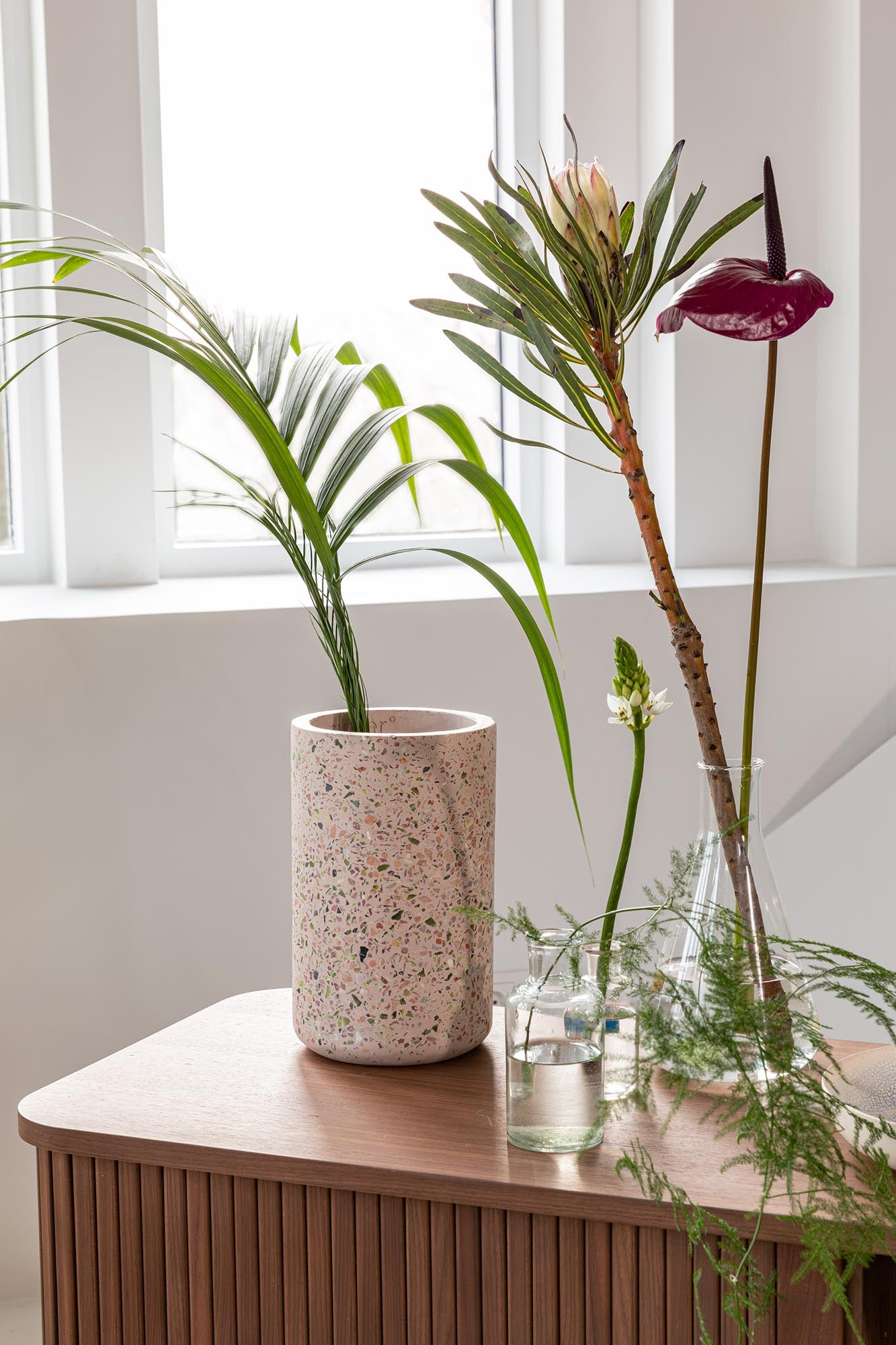 Entdecken Sie die elegante Vase Fajen von Zuiver – ein zeitloses Wohnaccessoire in verschiedenen Größen und Farben, ideal für frische Blumen und stilvolle Akzente.
