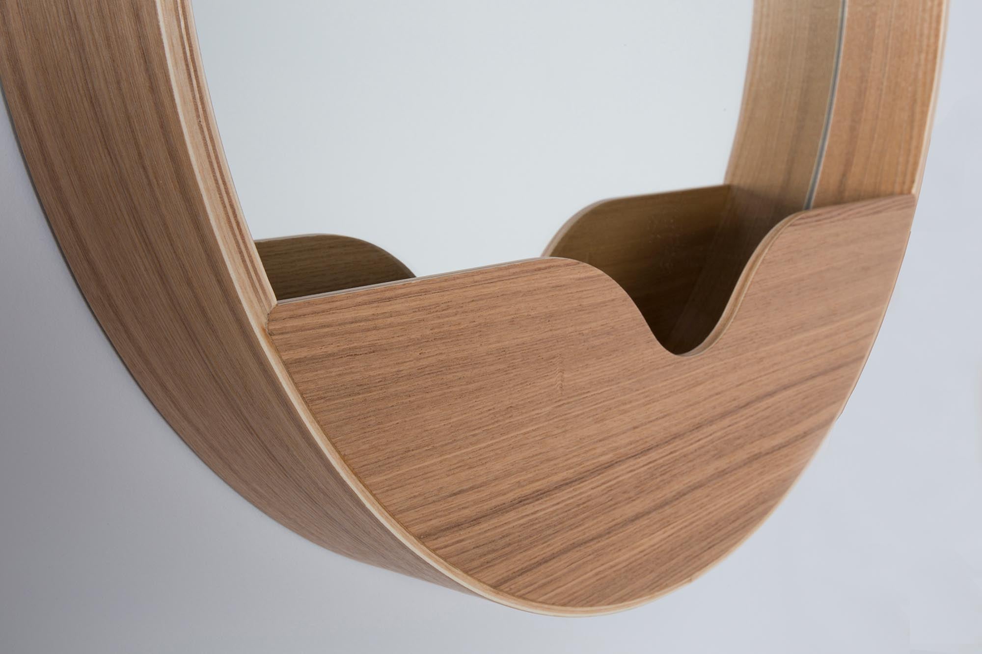 Der stilvolle runde Spiegel von Zuiver aus hochwertigem Metall verleiht jedem Raum einen modernen Touch und harmoniert ideal mit skandinavischem Design.