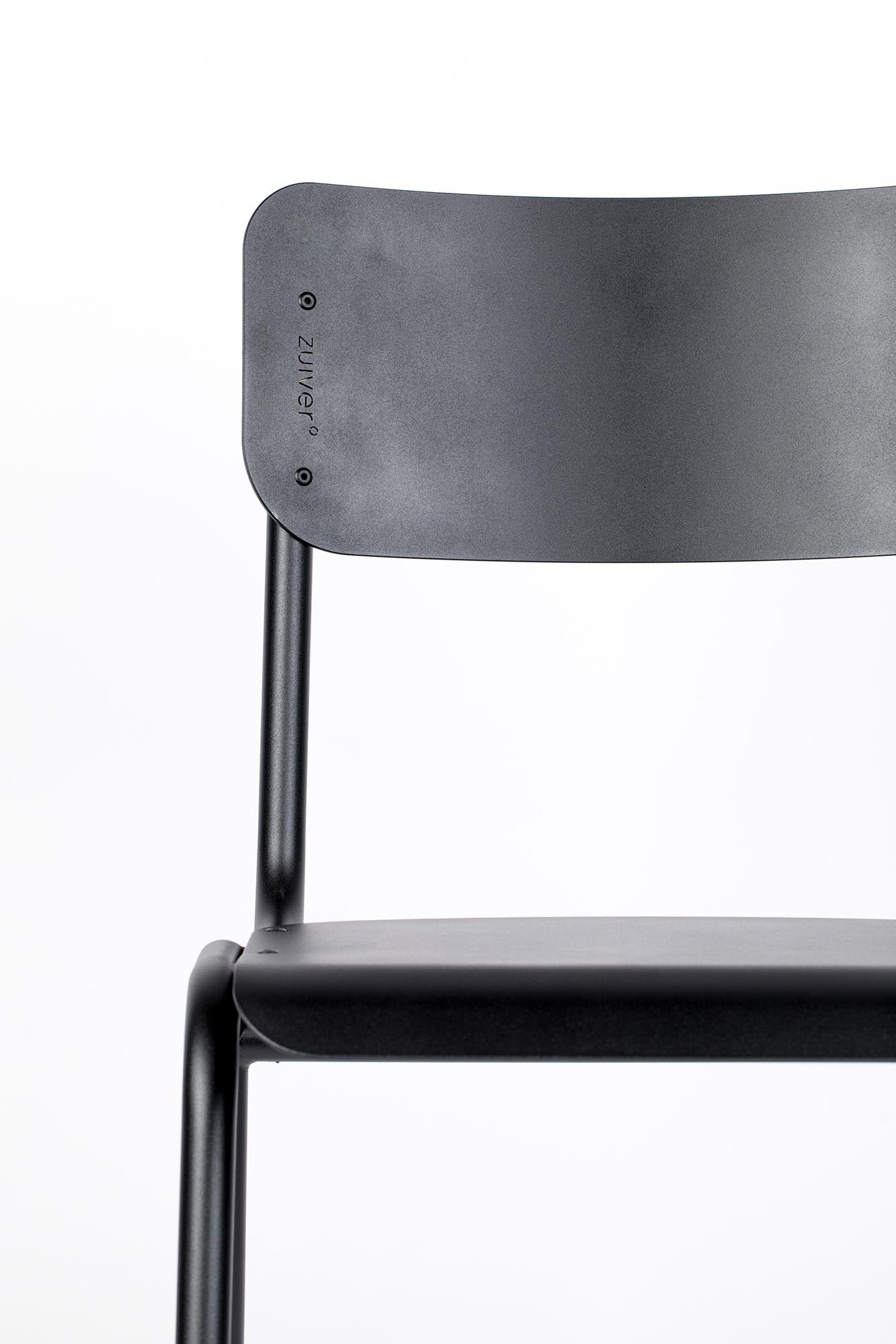 Der Outdoor-Stuhl "Back to School" von Zuiver vereint modernes Design mit Funktionalität – perfekt für Garten und Terrasse, wetterbeständig und komfortabel.