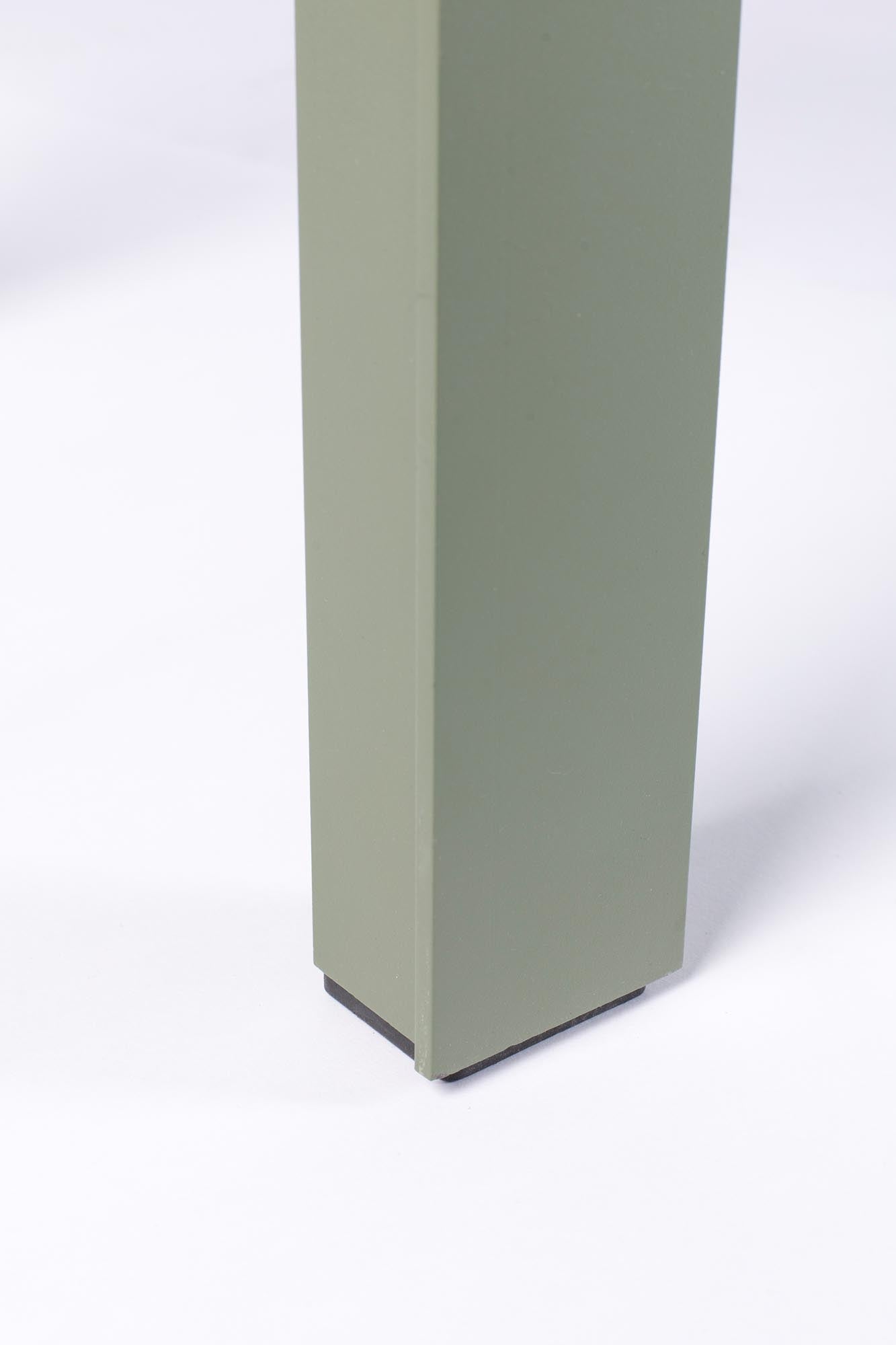 Entspannen Sie stilvoll im Freien mit der eleganten Gartenbank Vondel von Zuiver, aus hochwertigem Aluminium für dauerhafte Schönheit und Komfort.