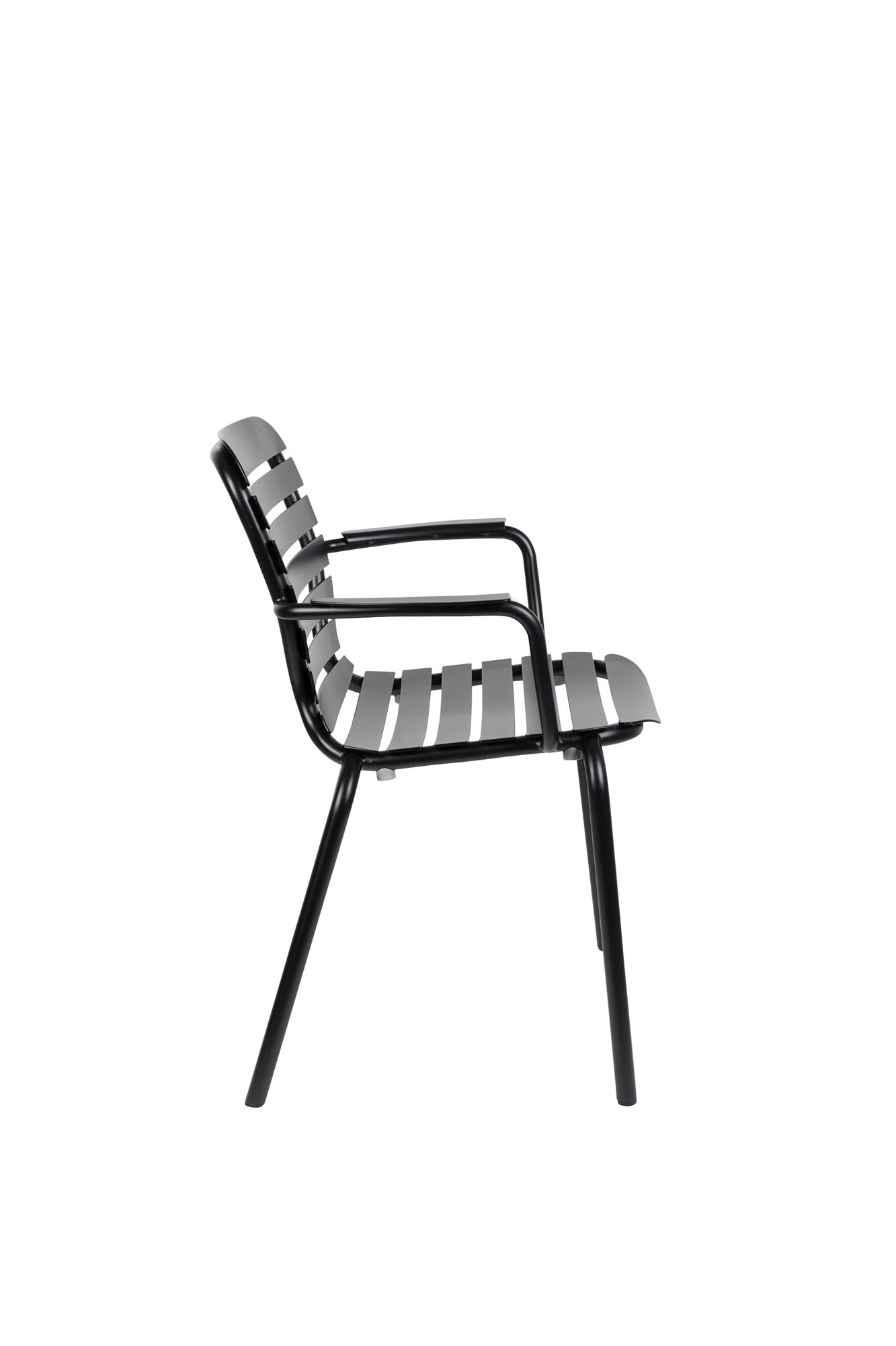 Eleganter Gartenstuhl Vondel von Zuiver mit komfortablen Armlehnen. Perfekt für stilvolle Gartenmomente, robust und wetterbeständig.