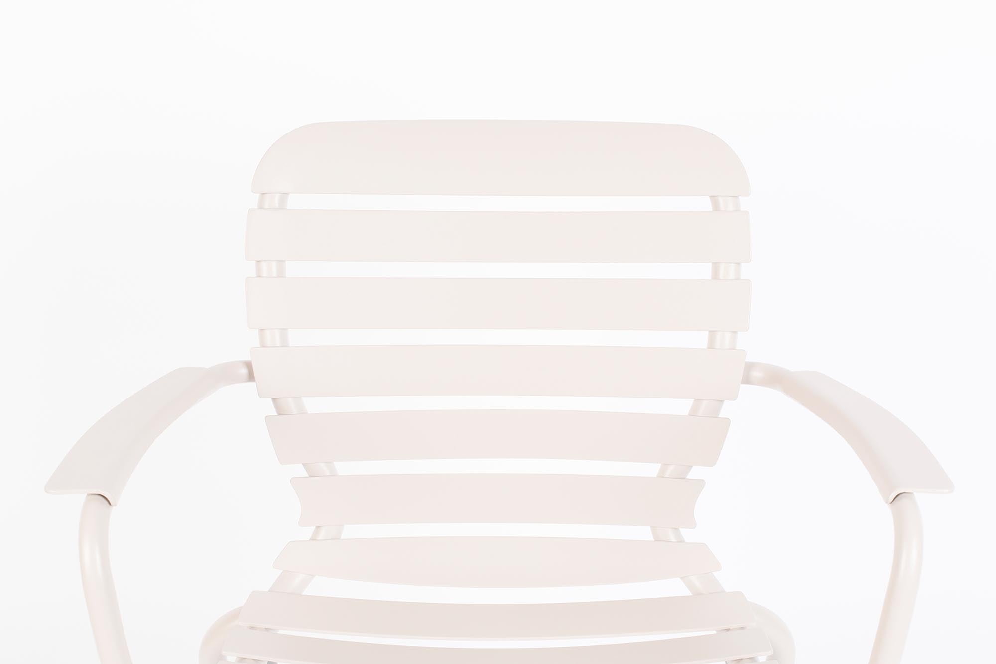 Der stilvolle Gartenstuhl Vondel von Zuiver bietet Komfort und Design. Ideal für entspannte Stunden im Freien mit praktischen Armlehnen.