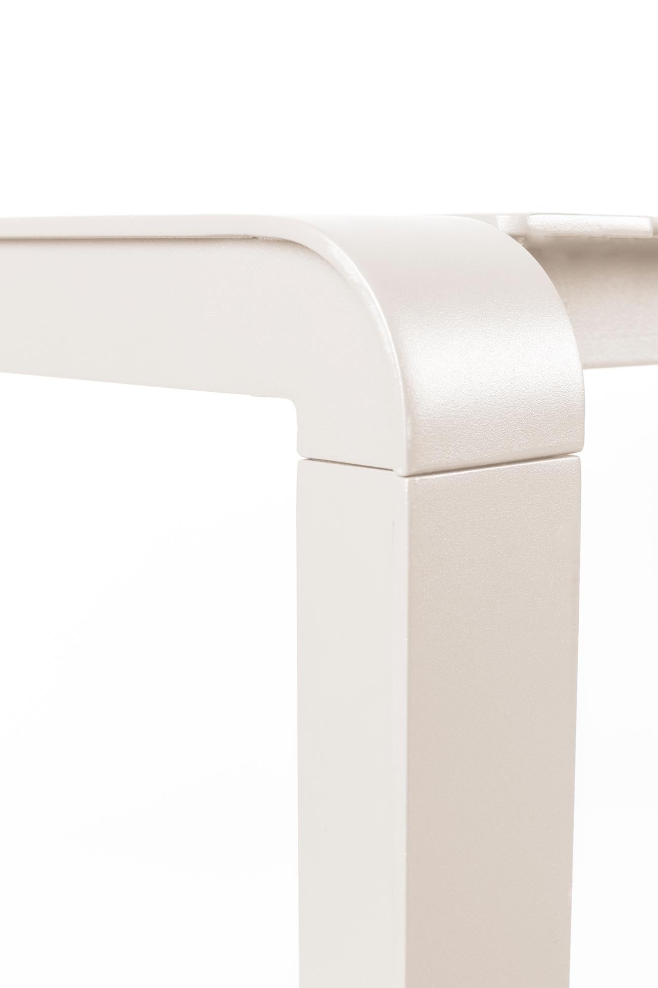 Genießen Sie den eleganten Gartentisch Vondel von Zuiver – perfekt für entspannte Stunden im Freien und robust für jede Wetterlage.