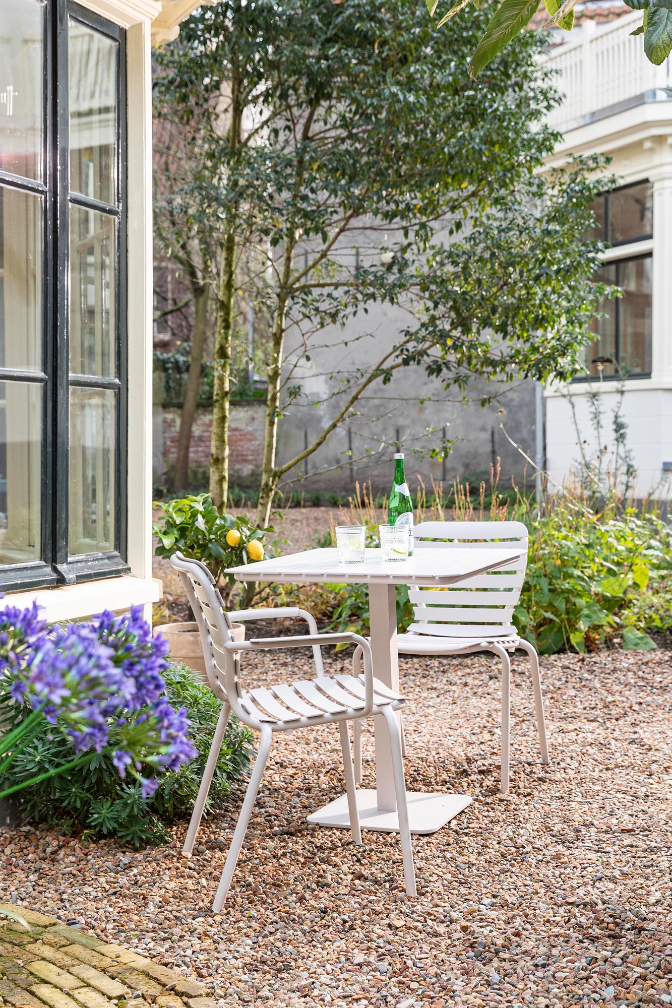 Verleihen Sie Ihrem Garten mit dem Vondel Bistrotisch von Zuiver einen Hauch von Eleganz und Stil – ideal für entspannte Stunden im Freien.