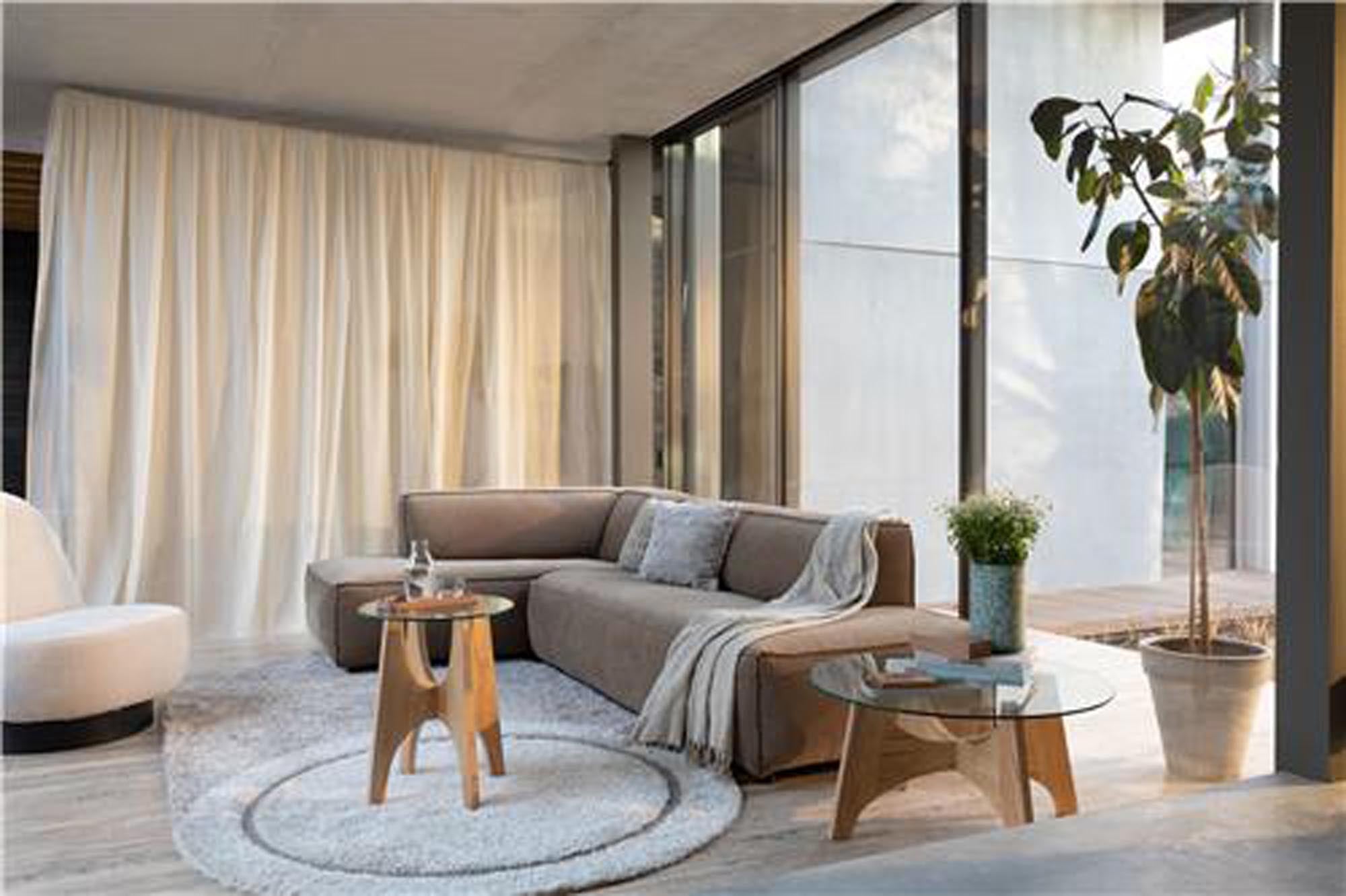 Eleganter Kaffeetisch Kobe: Glasplatte, Eschenholz, kompakt, vielseitig, ideal für Sofa oder Sessel.