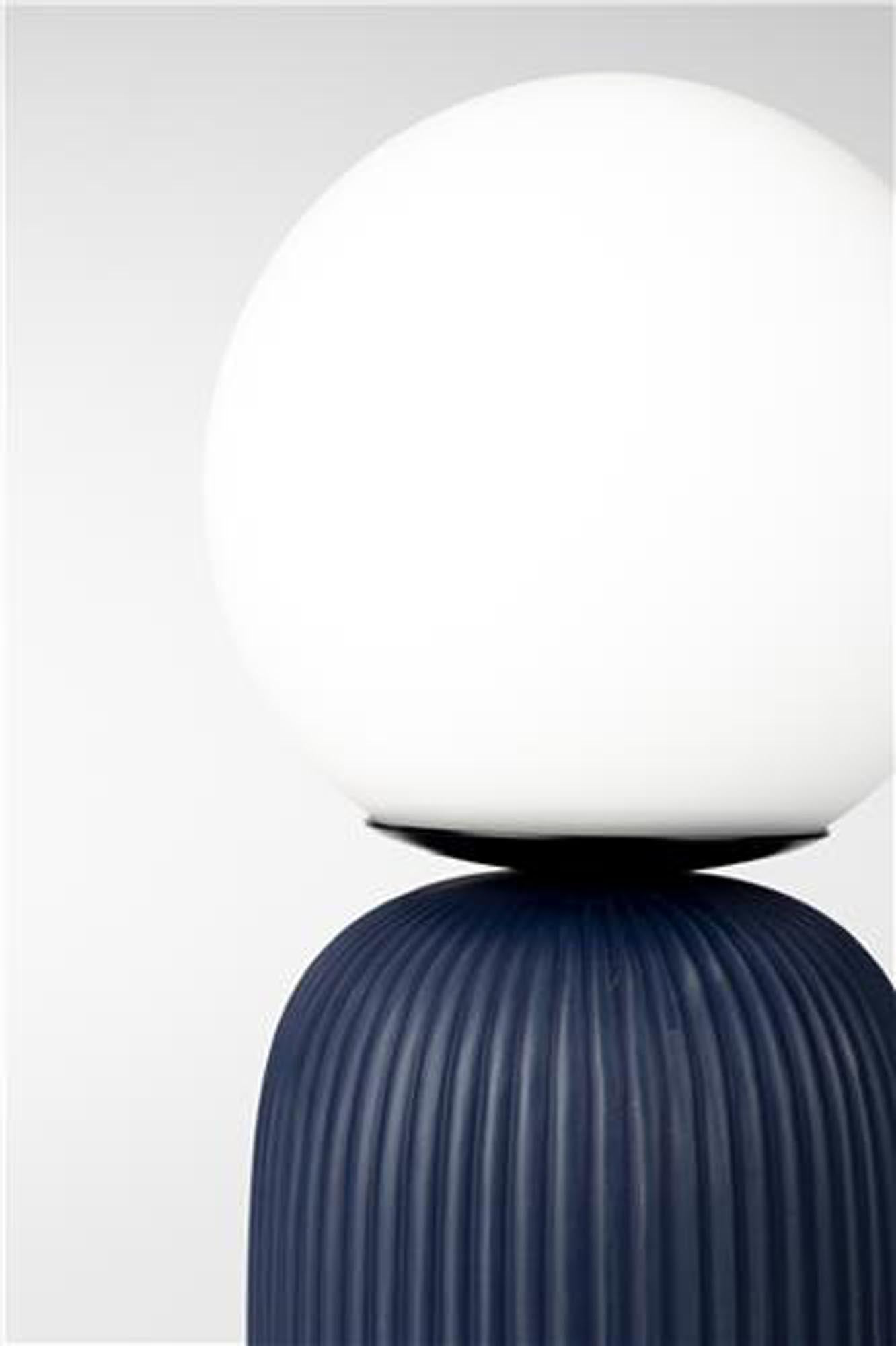 Verleihen Sie Ihrem Zuhause mit der Tischleuchte DASH S ROYAL von Zuiver einen Hauch von Eleganz. Hochwertige Materialien und vielseitige Farben machen sie zum perfekten Accessoire.