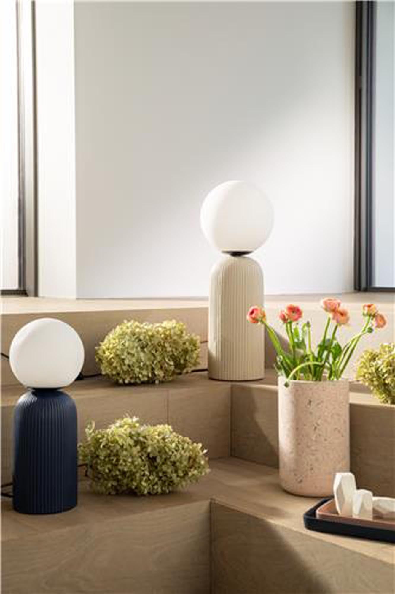 Entdecken Sie die stilvolle Tischleuchte DASH S ROYAL von Zuiver. Hochwertige Materialien, elegantes Design und kompakte Maße für jeden Raum.