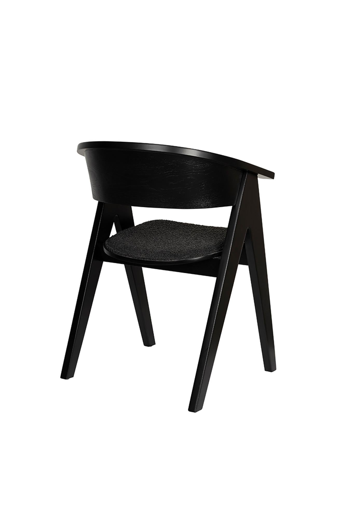 Der Ndsm Stuhl von Zuiver vereint stilvolles Design und ergonomischen Komfort. Ideal für Esszimmer und Home Office.