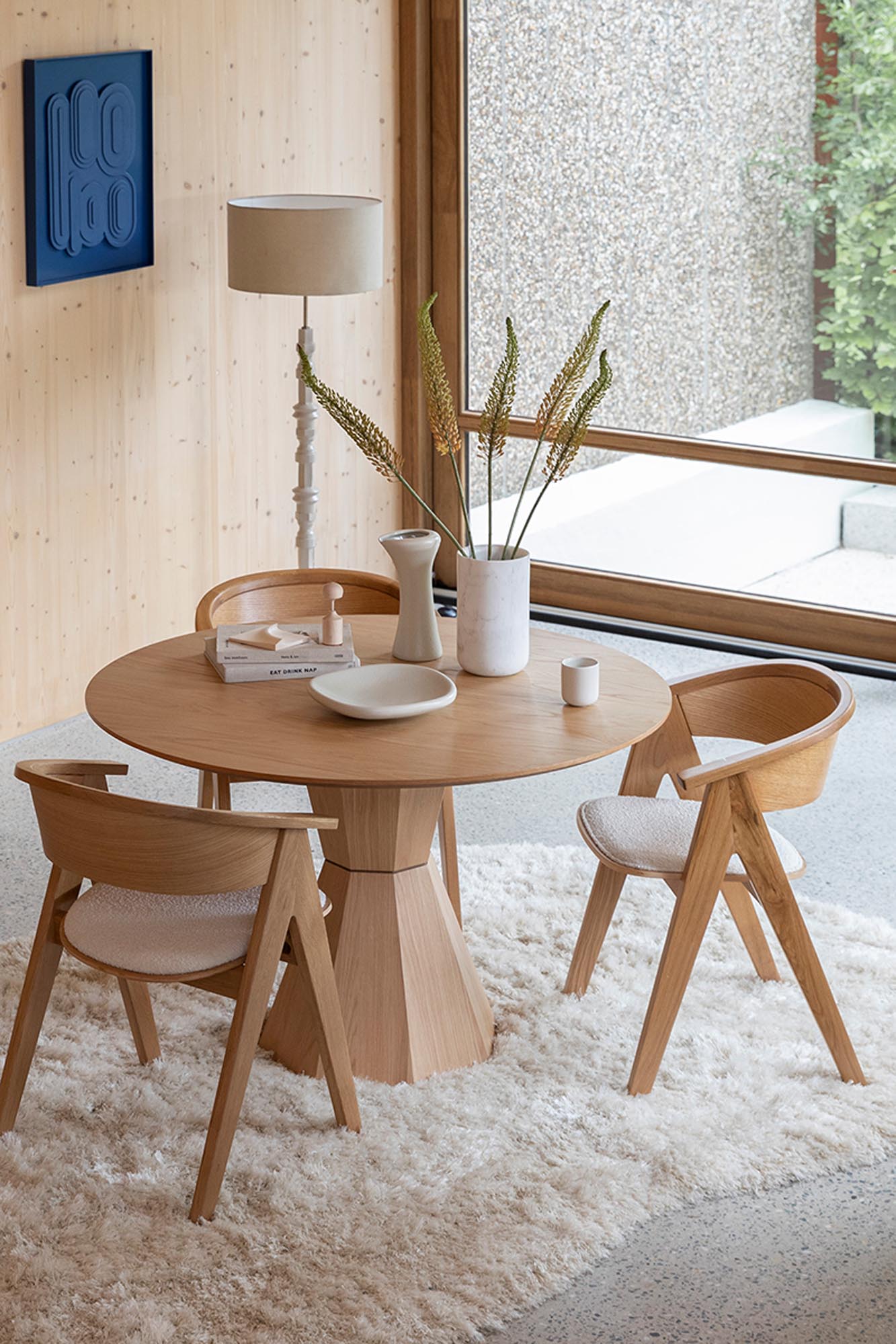 Erlebe den Ndsm Stuhl von Zuiver: Ein eleganter Schalenstuhl aus Buchenholz, der Komfort und Stil in jeden Raum bringt.