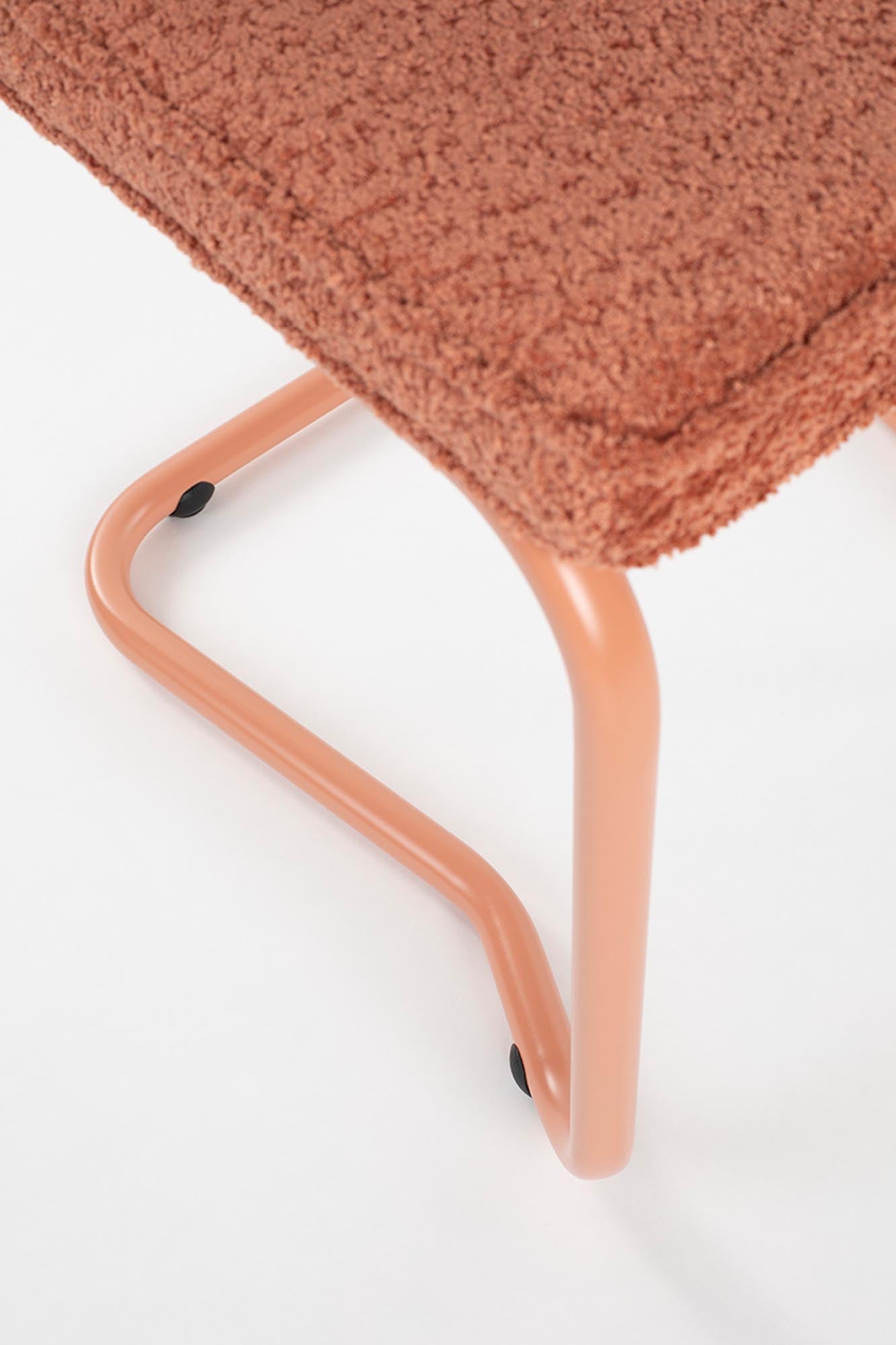 Entdecken Sie den stilvollen Ridge Kink Stuhl von Zuiver – ein elegantes Möbelstück, das Komfort und Qualität in Ihr Zuhause bringt.