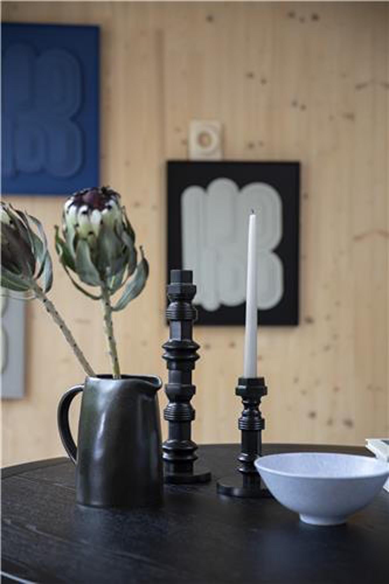 Entdecken Sie den Tisch Storm von Zuiver – ein stilvoller rechteckiger Holztisch, der modernes Design und Funktionalität vereint.