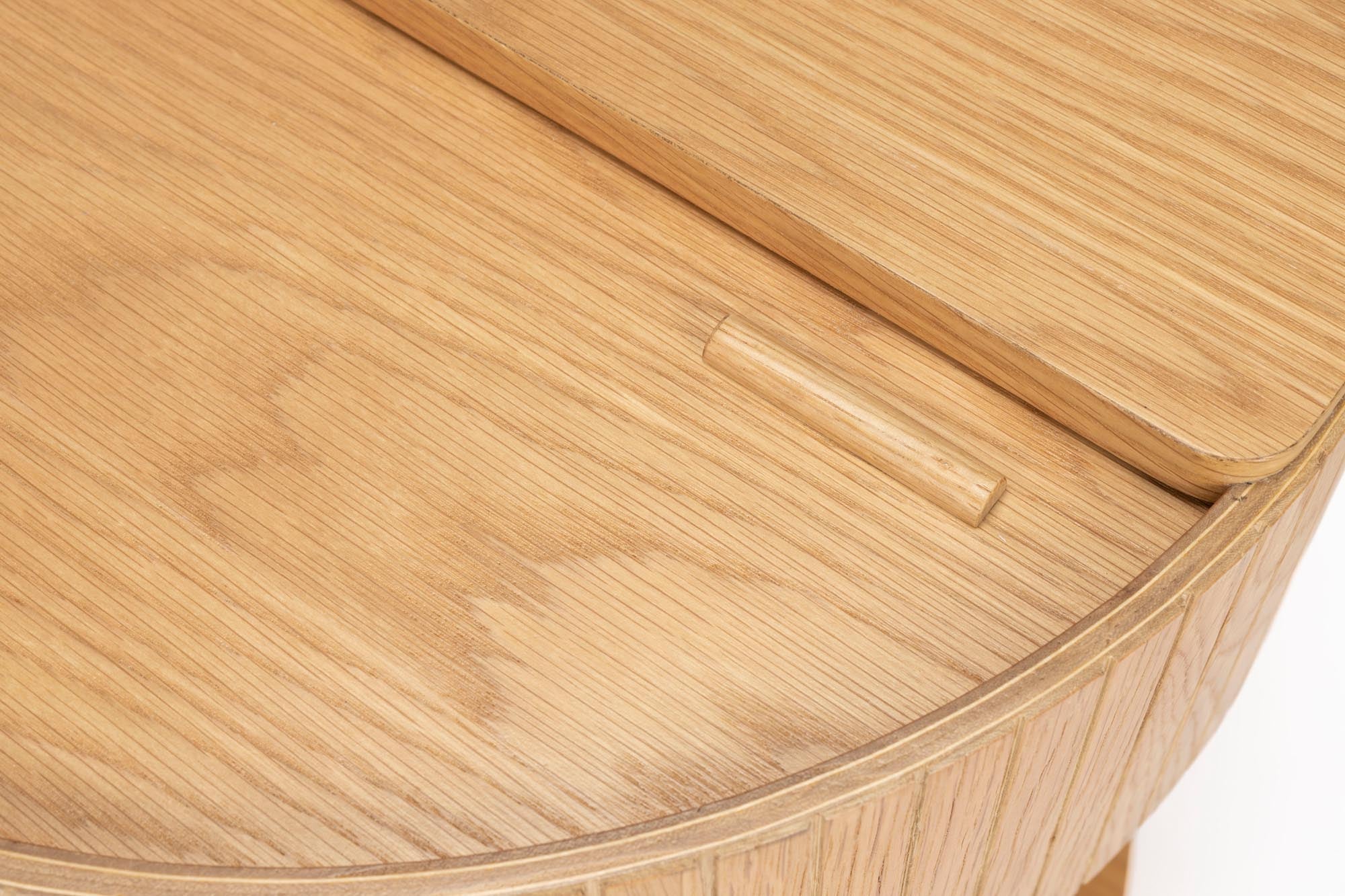 Zuiver Slides: Beistelltisch mit Eichenplatte und modernem Metallrahmen.