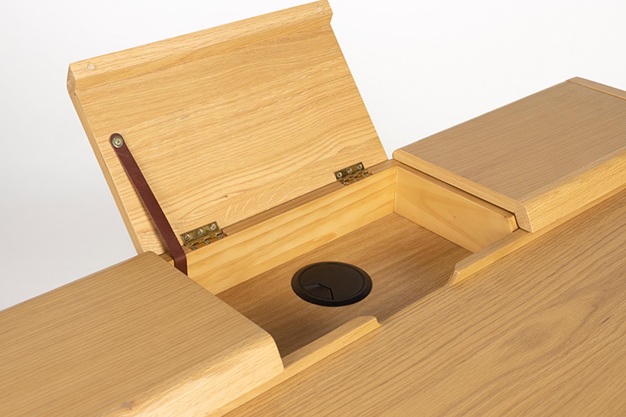 Moderner Schreibtisch Kaat von Zuiver: Hochwertige Materialien und zeitloses Design für Ihr Home Office. Funktionalität trifft auf Eleganz.