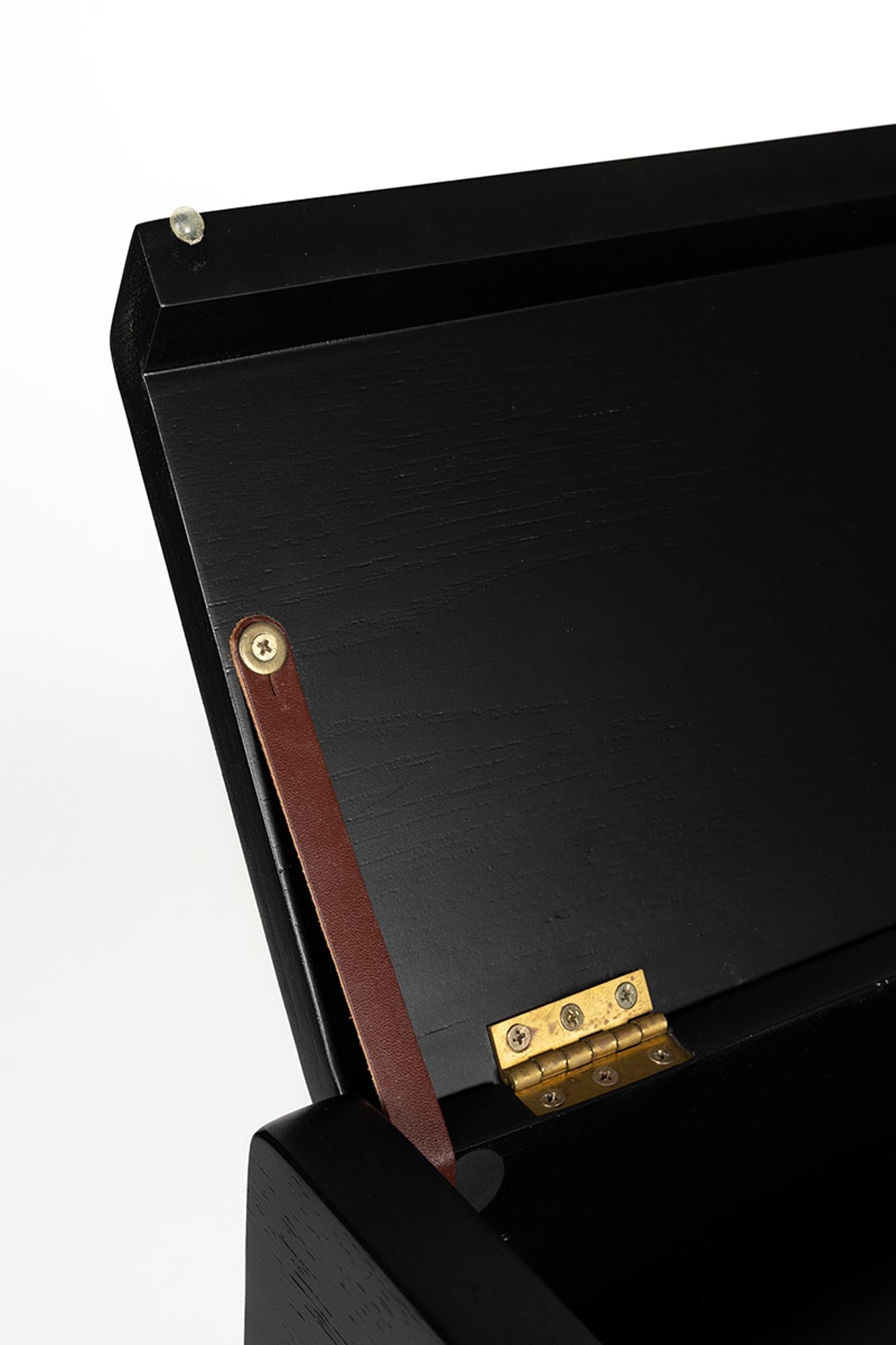 Erleben Sie den Schreibtisch Kaat von Zuiver: Ein stilvolles Möbelstück aus Eichen- und Eschenholz, das Funktionalität und Eleganz vereint.