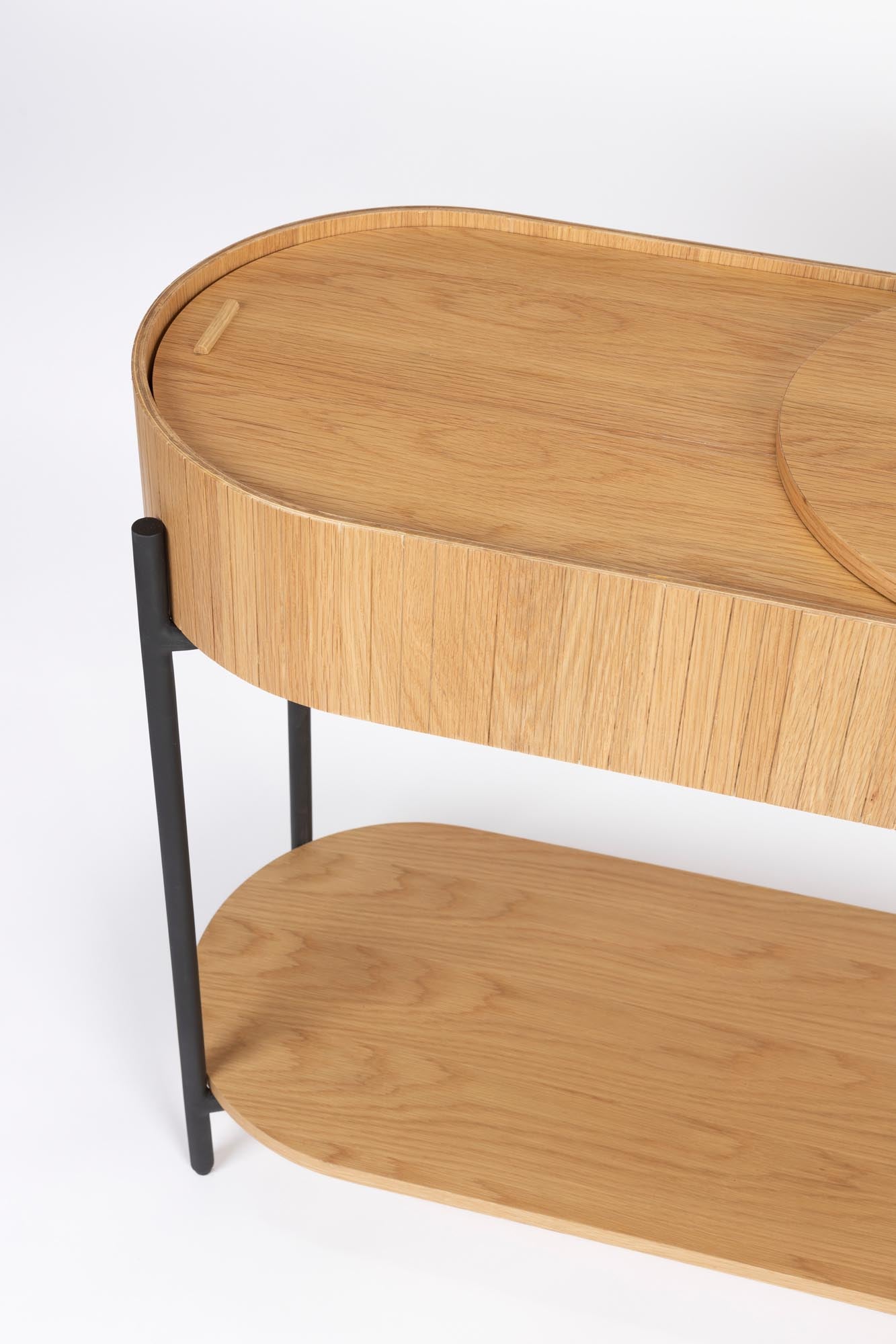 Zuiver Slides: Stilvoller Konsolentisch aus Eiche mit Metallrahmen.